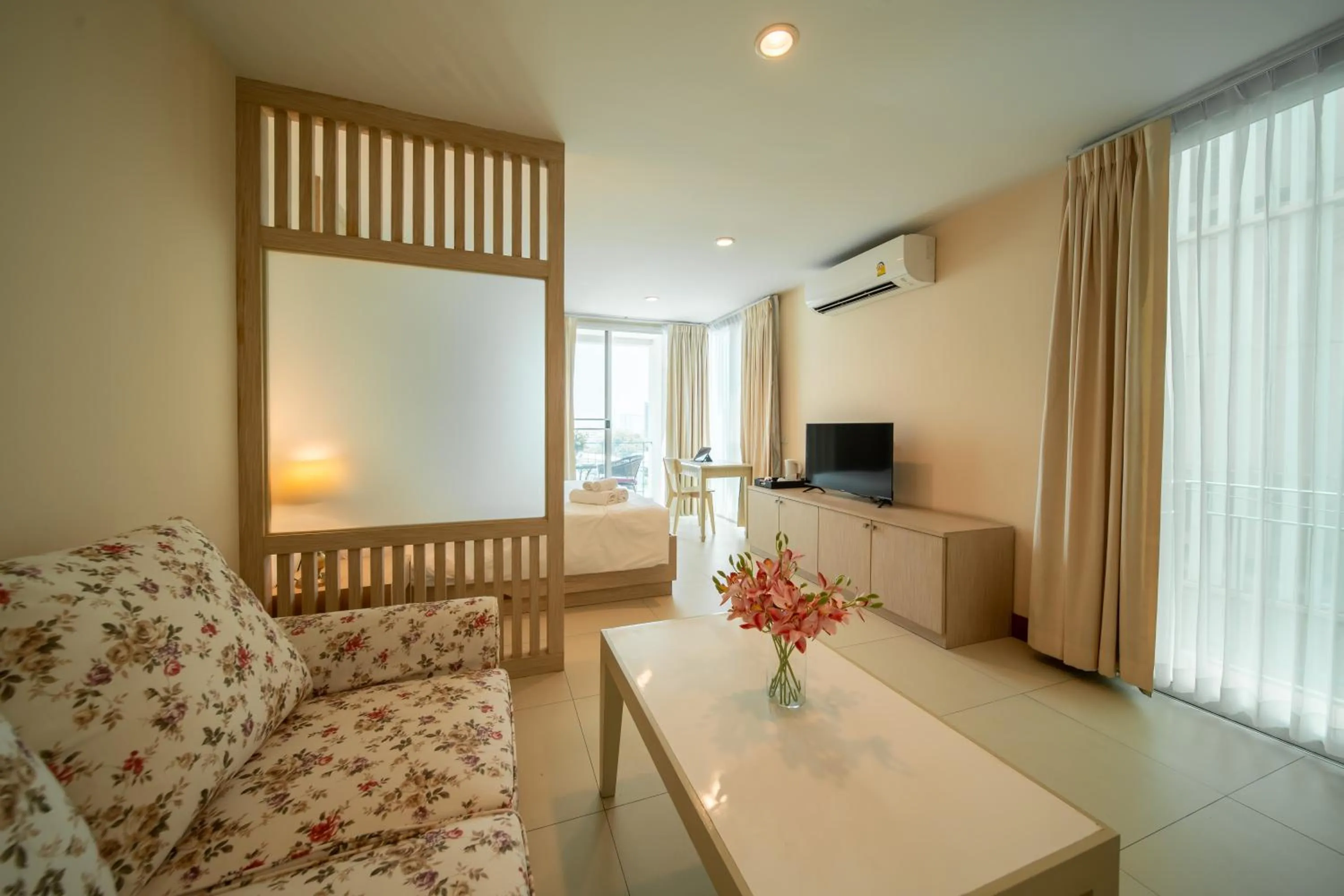 Bed in Shamrock Hotel Pattaya