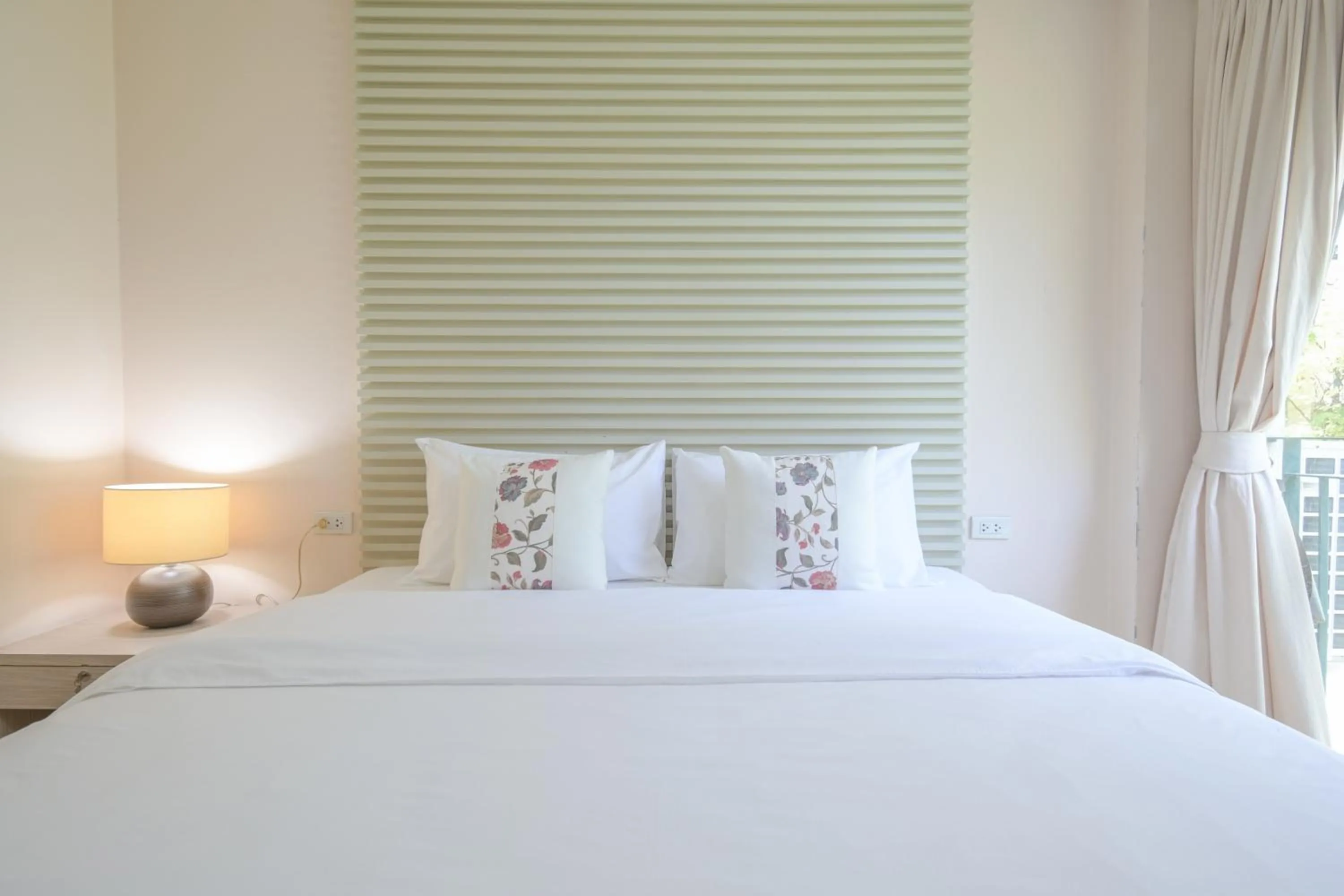 Bed in Shamrock Hotel Pattaya