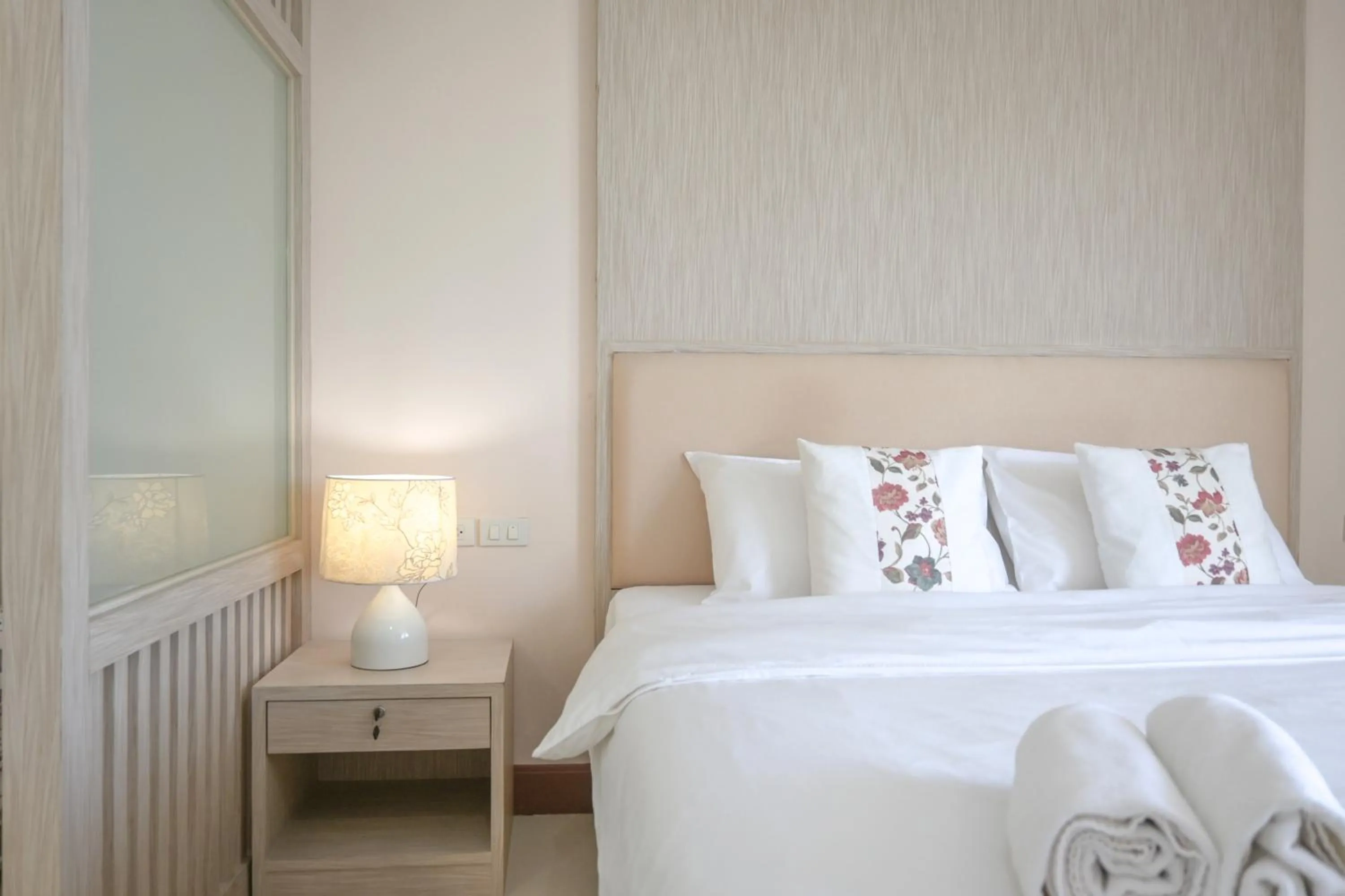 Bed in Shamrock Hotel Pattaya