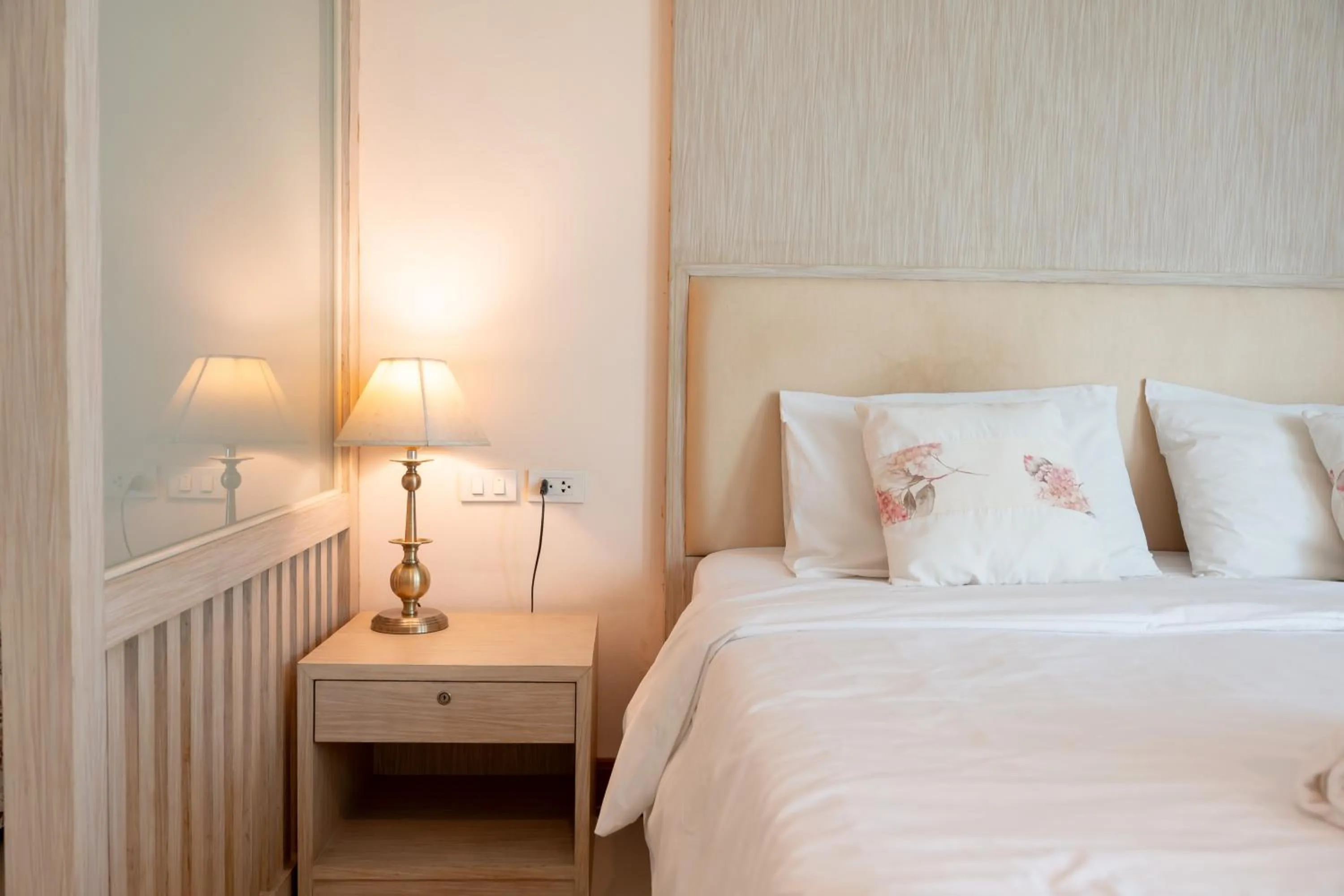 Bed in Shamrock Hotel Pattaya