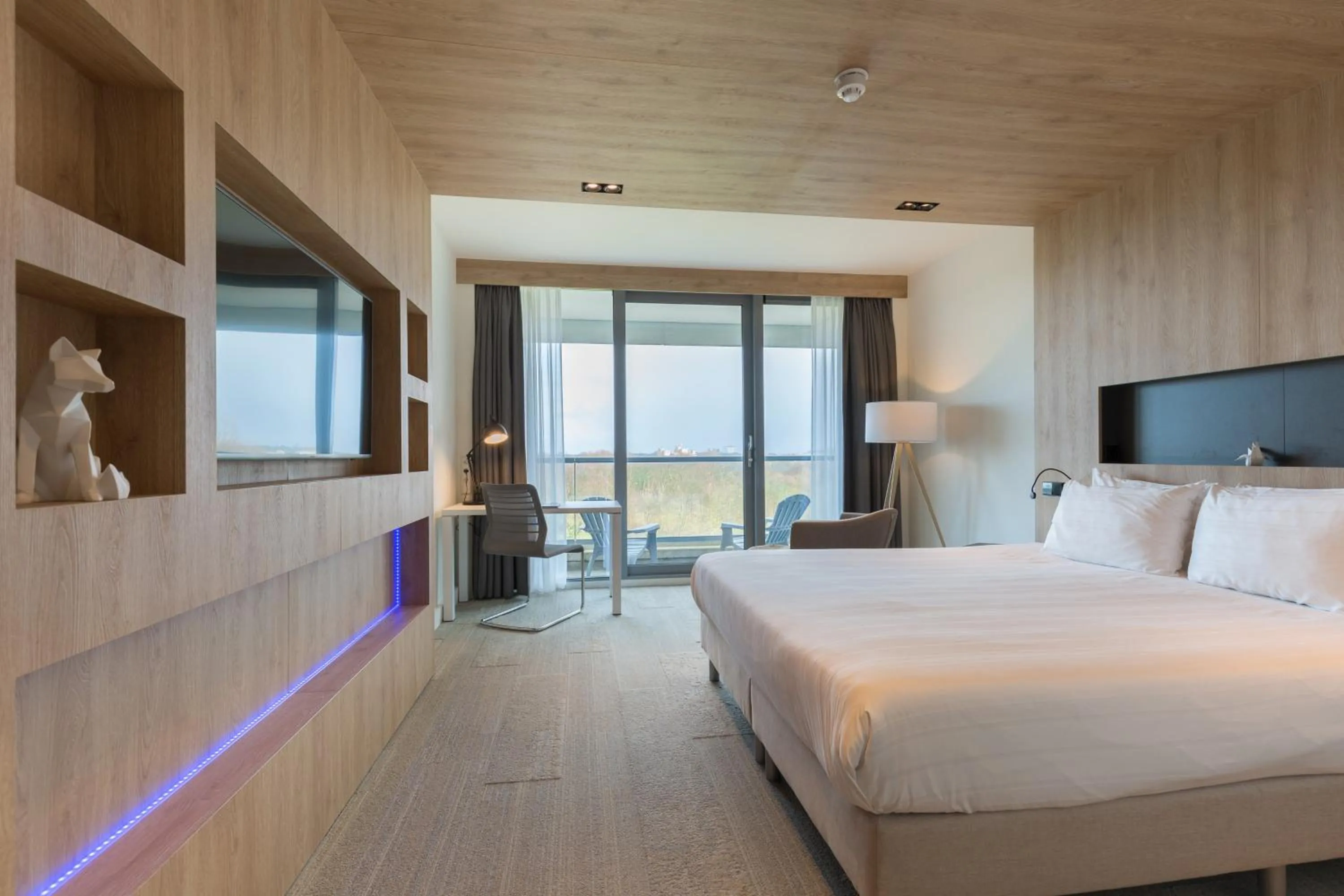 Facade/entrance, Bed in Leonardo Royal Hotel Den Haag Promenade