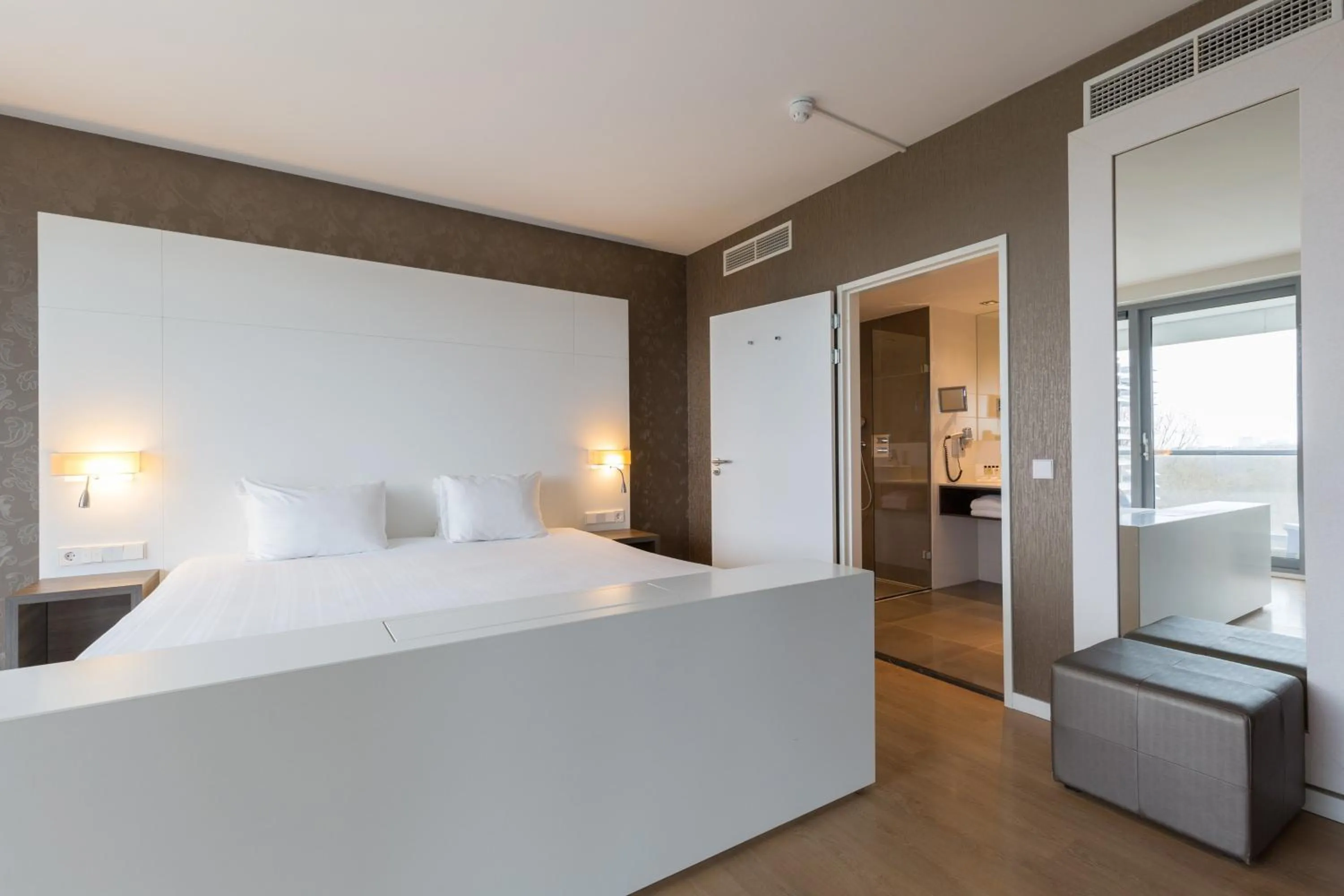 Bedroom, Bed in Leonardo Royal Hotel Den Haag Promenade