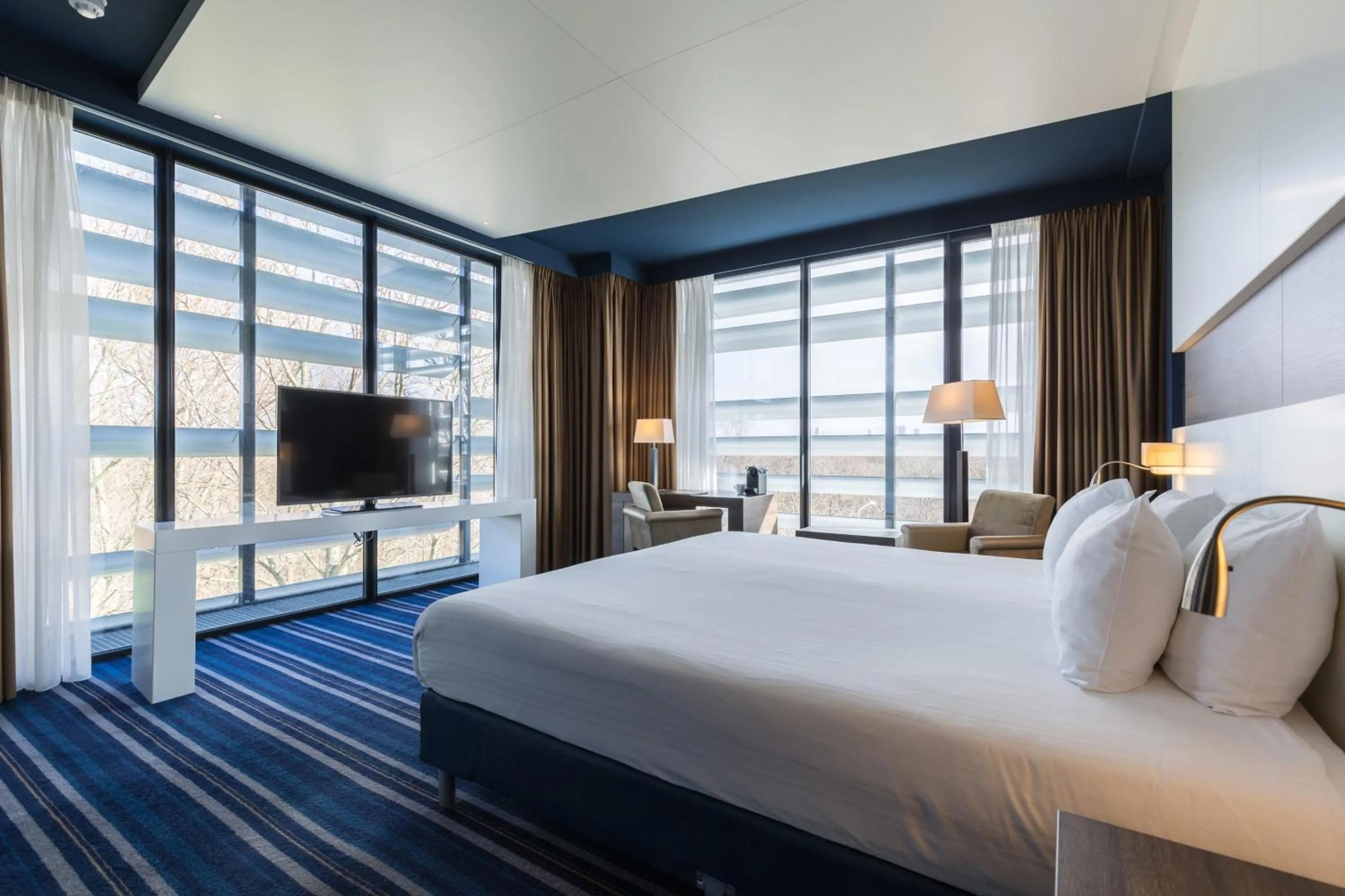 Facade/entrance, Bed in Leonardo Royal Hotel Den Haag Promenade