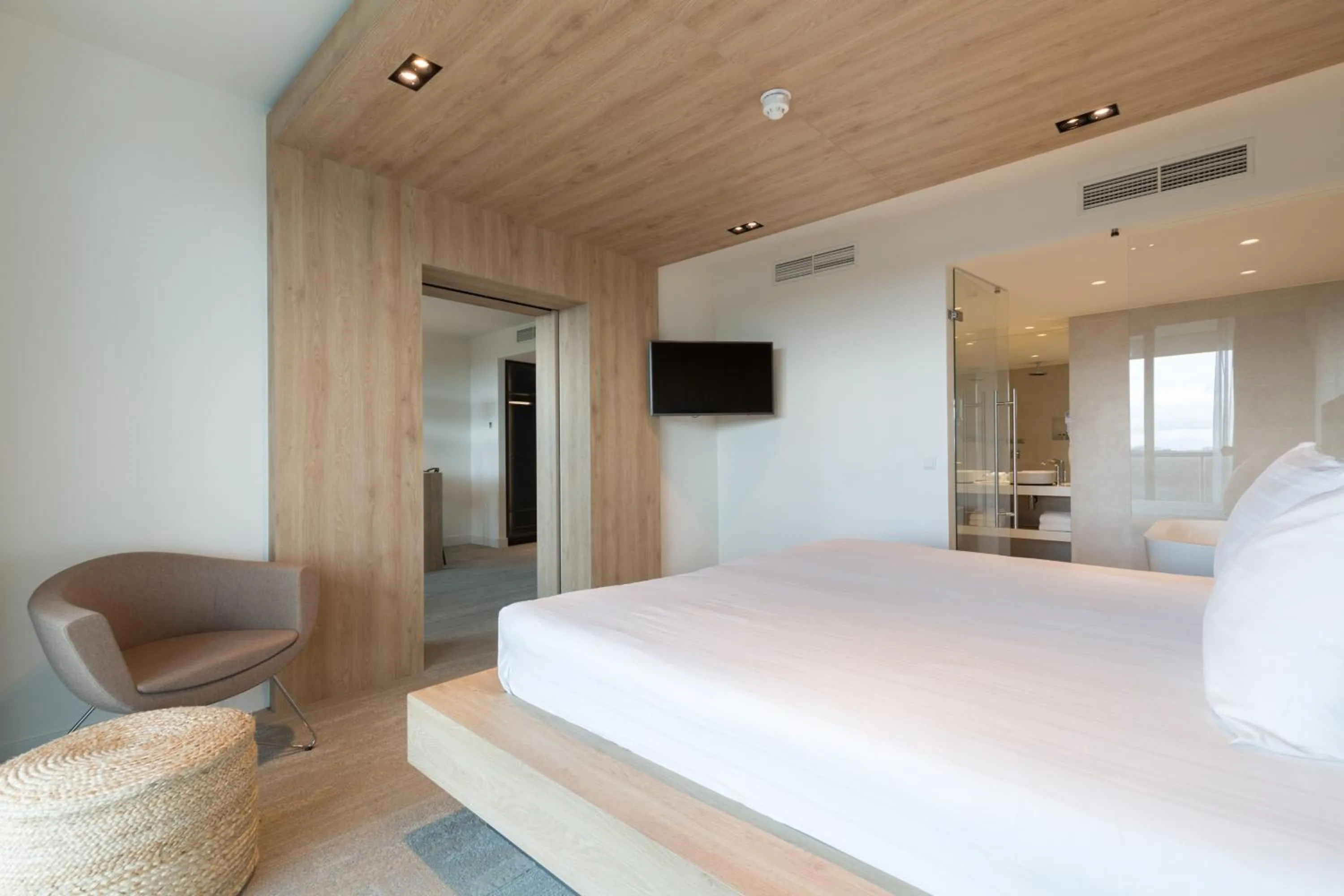 Bedroom, Bed in Leonardo Royal Hotel Den Haag Promenade