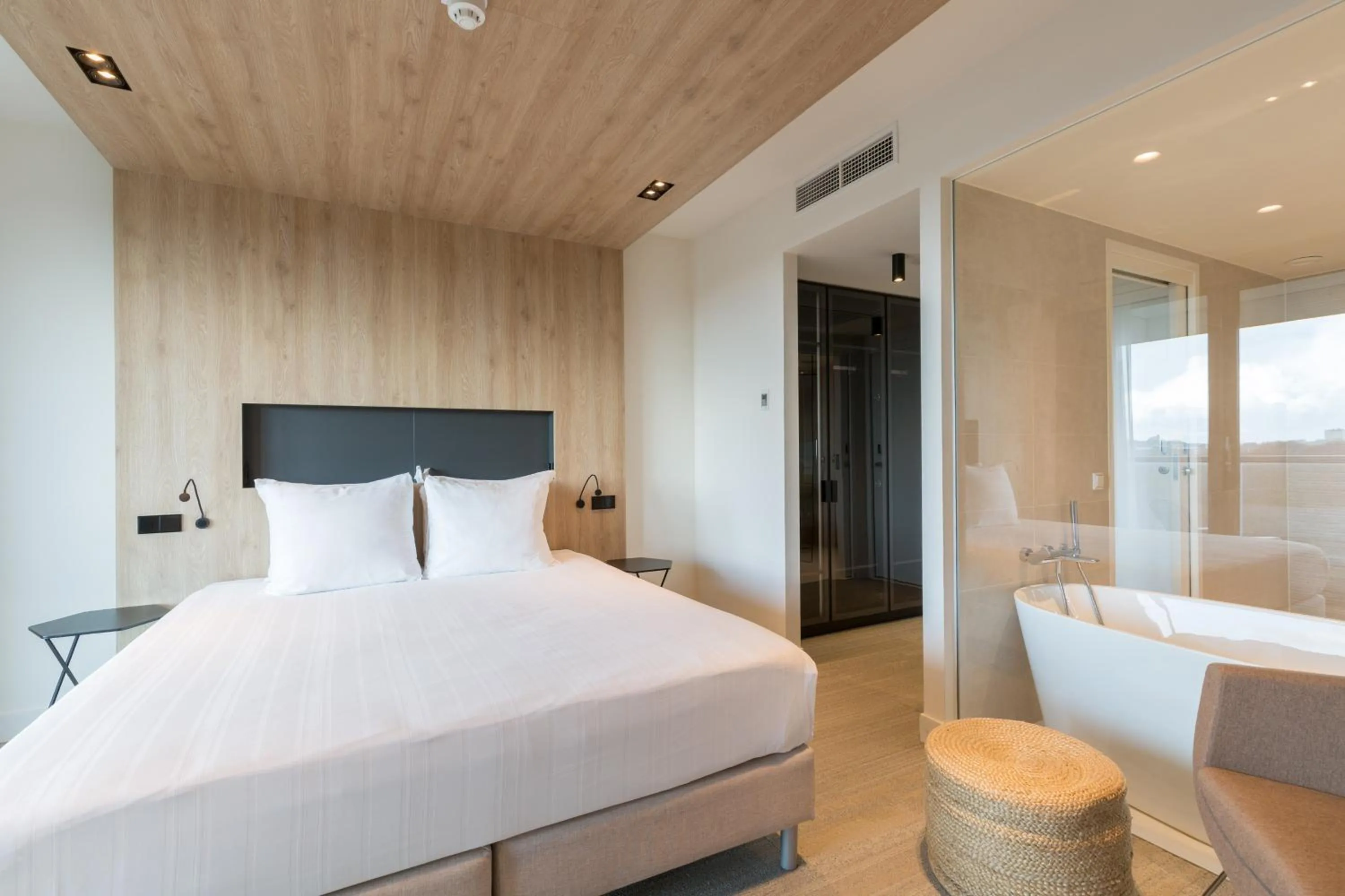 Bedroom, Bed in Leonardo Royal Hotel Den Haag Promenade