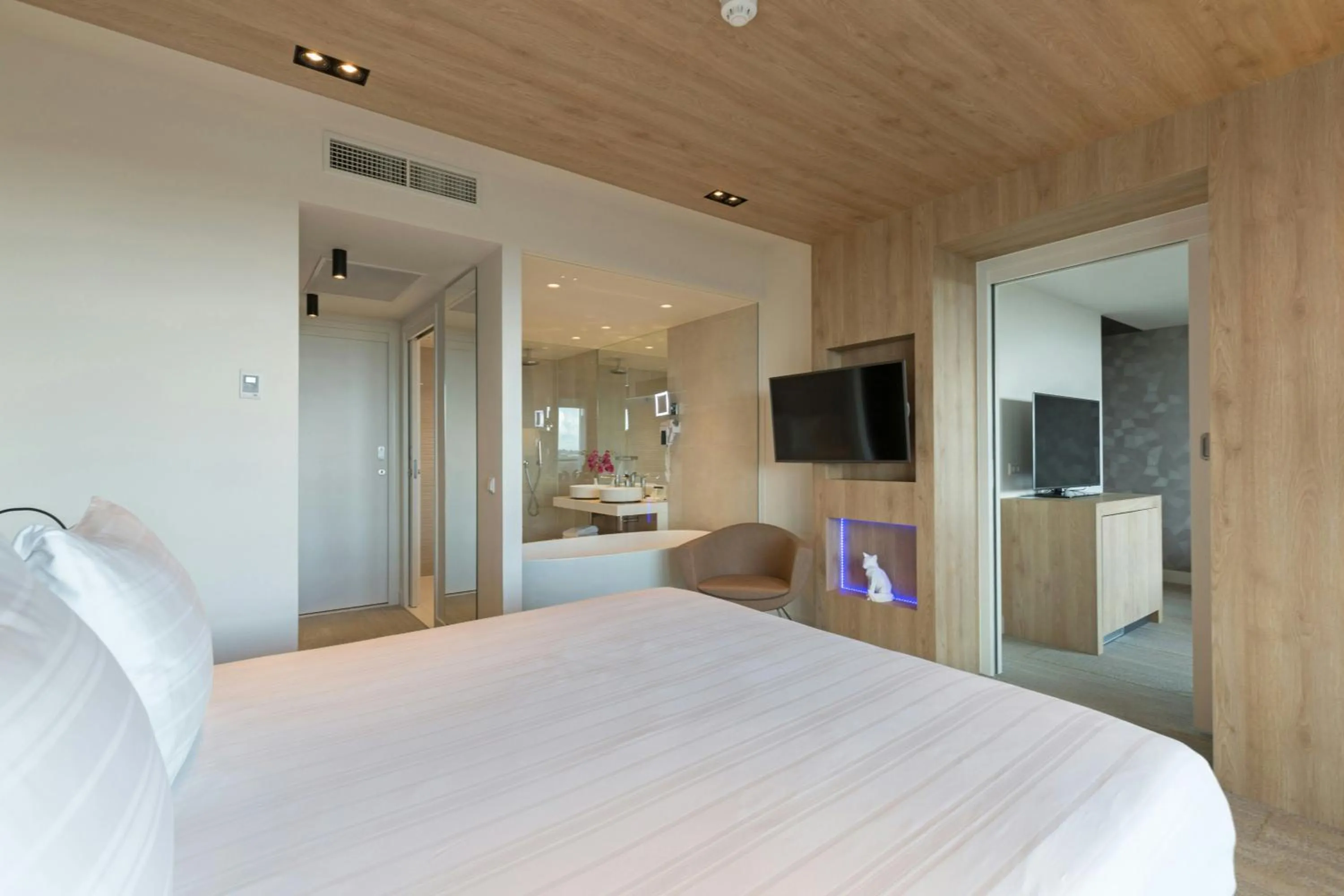 Photo of the whole room, Bed in Leonardo Royal Hotel Den Haag Promenade