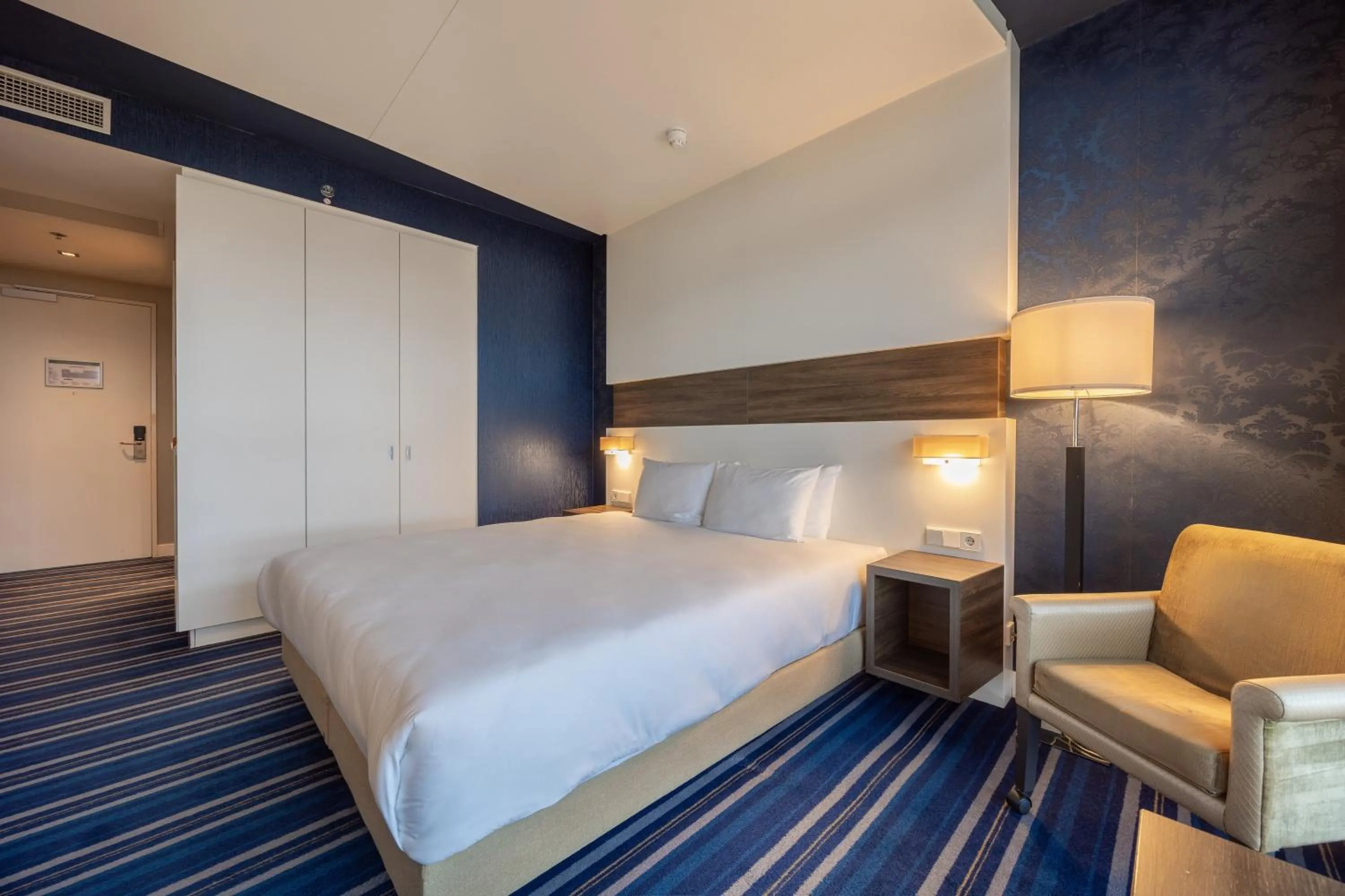 Photo of the whole room, Bed in Leonardo Royal Hotel Den Haag Promenade