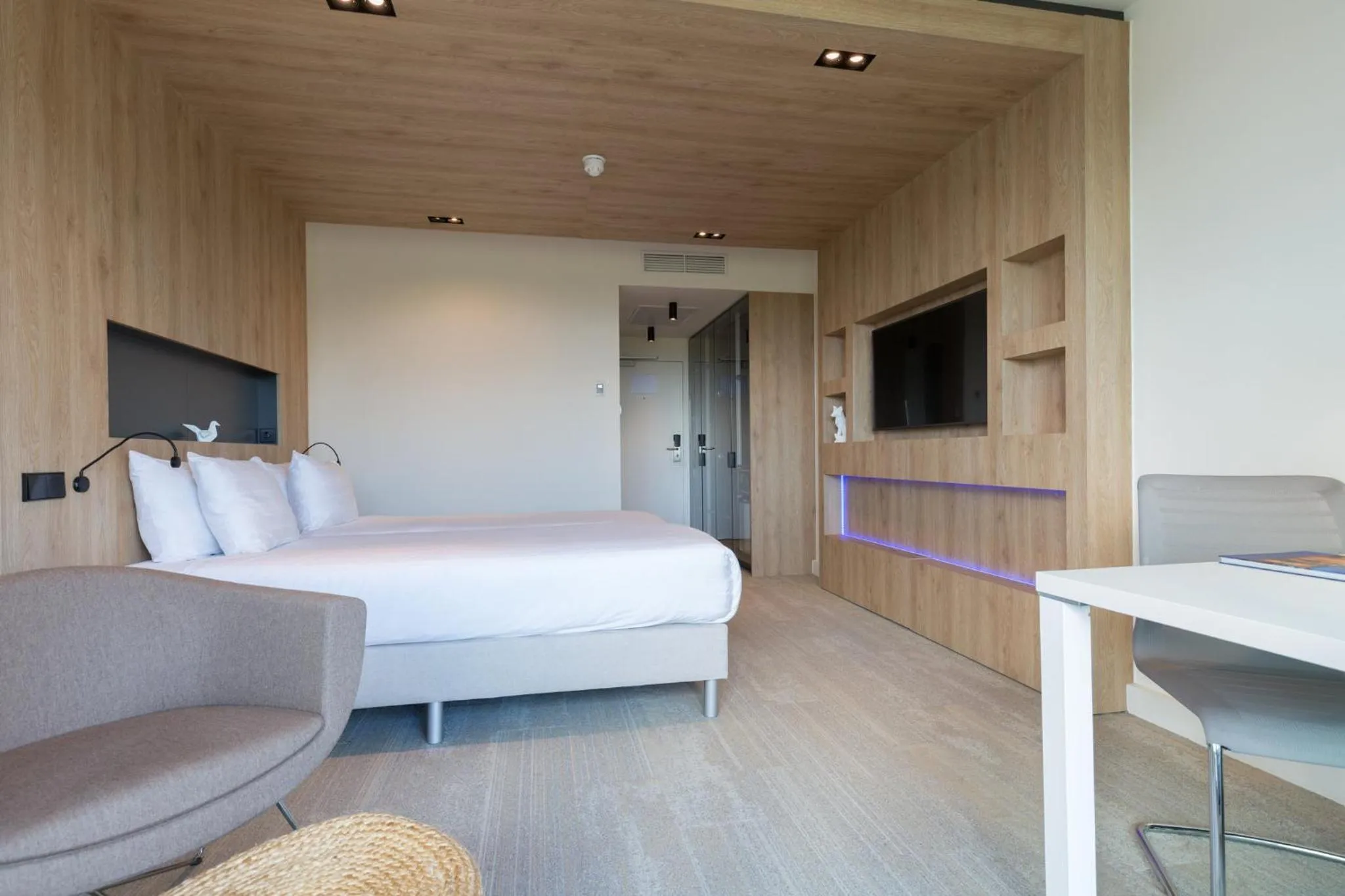 Facade/entrance, Bed in Leonardo Royal Hotel Den Haag Promenade