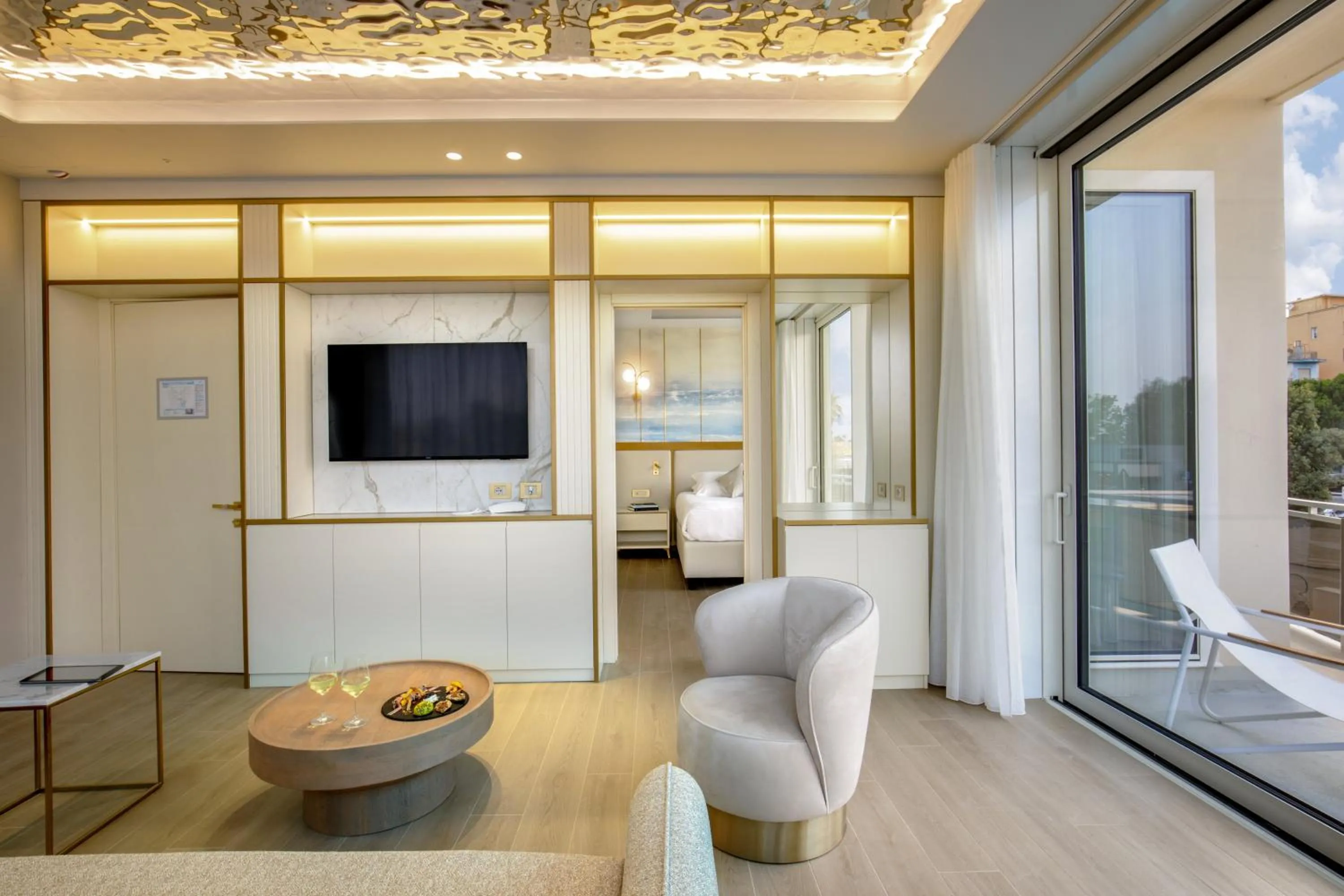 TV and multimedia in Ambasciatori Suite Hotel