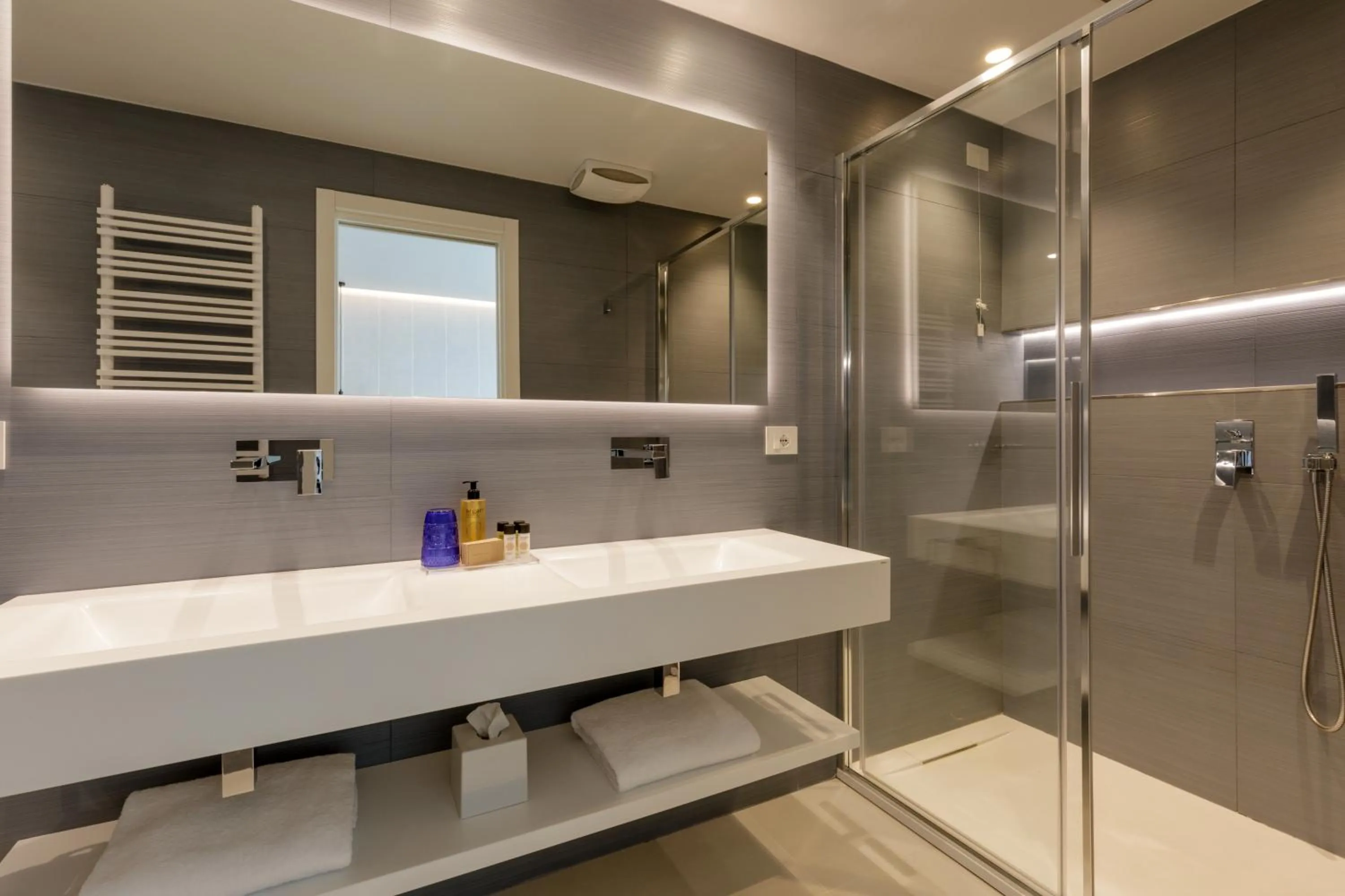 Shower in Ambasciatori Suite Hotel