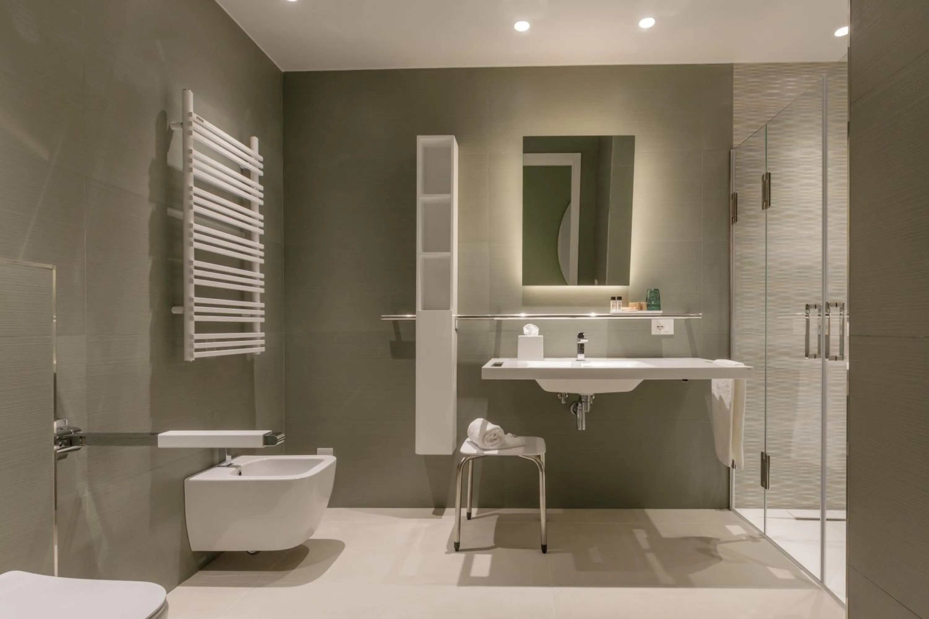 Shower in Ambasciatori Suite Hotel