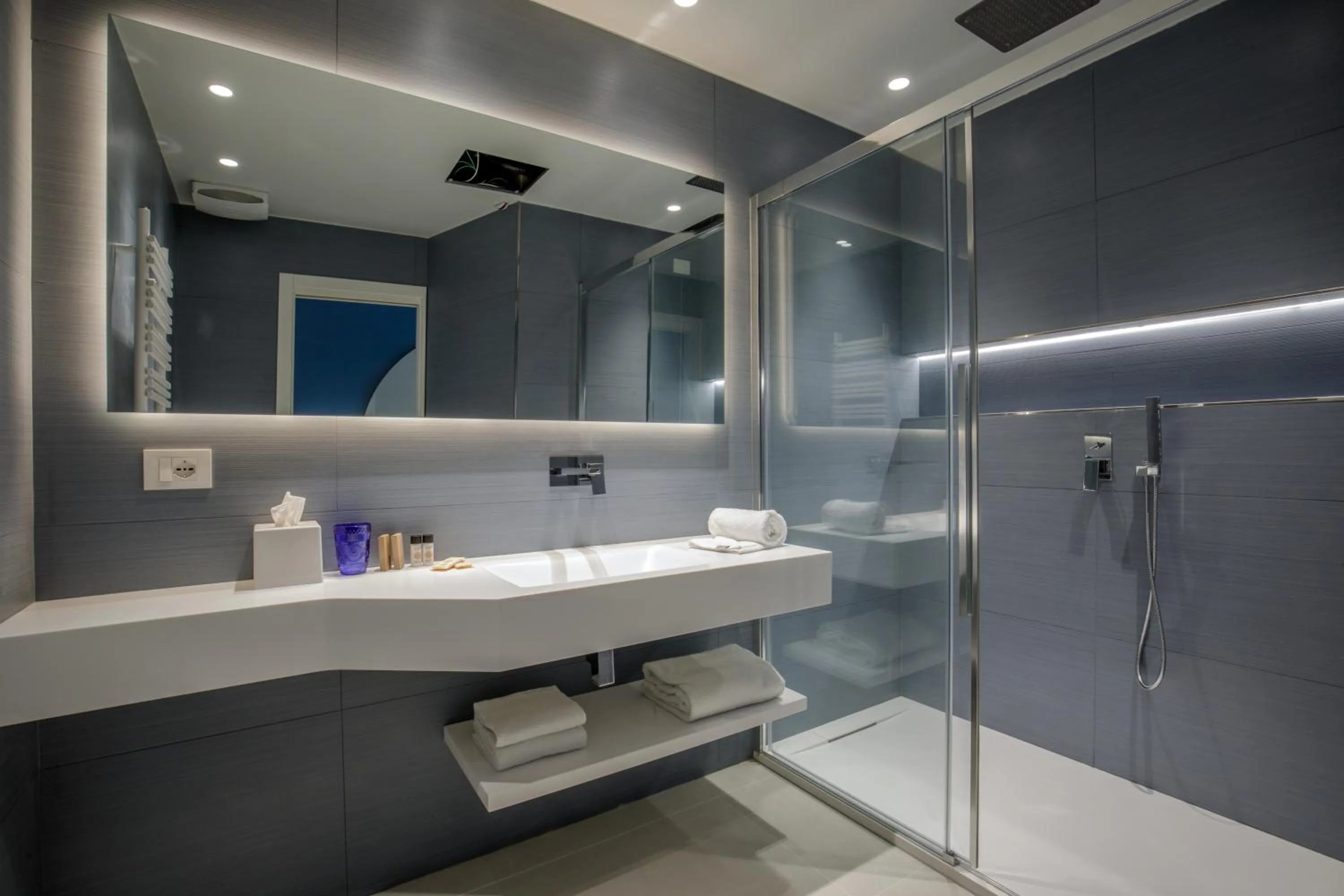 Shower in Ambasciatori Suite Hotel