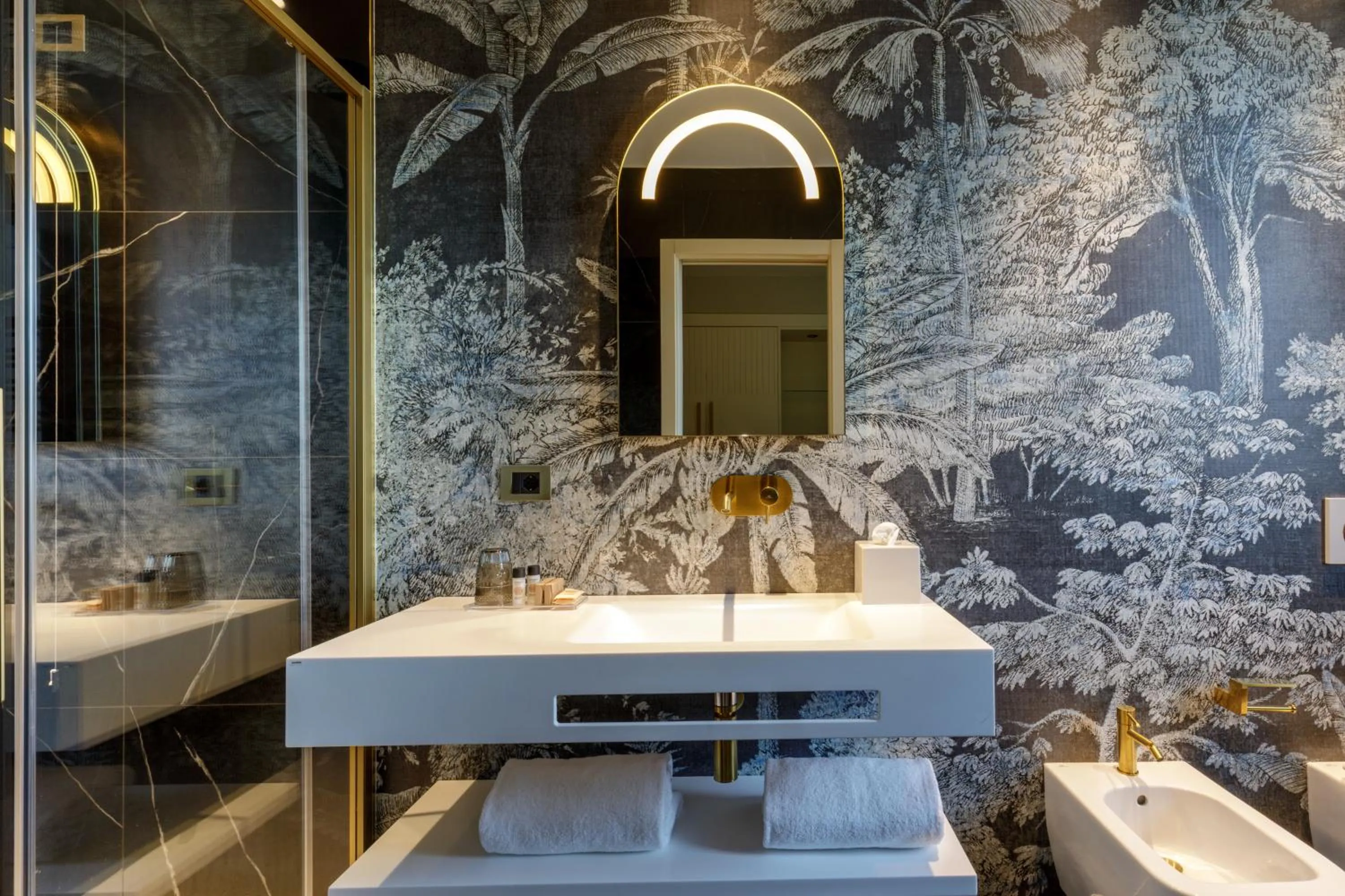 Shower in Ambasciatori Suite Hotel