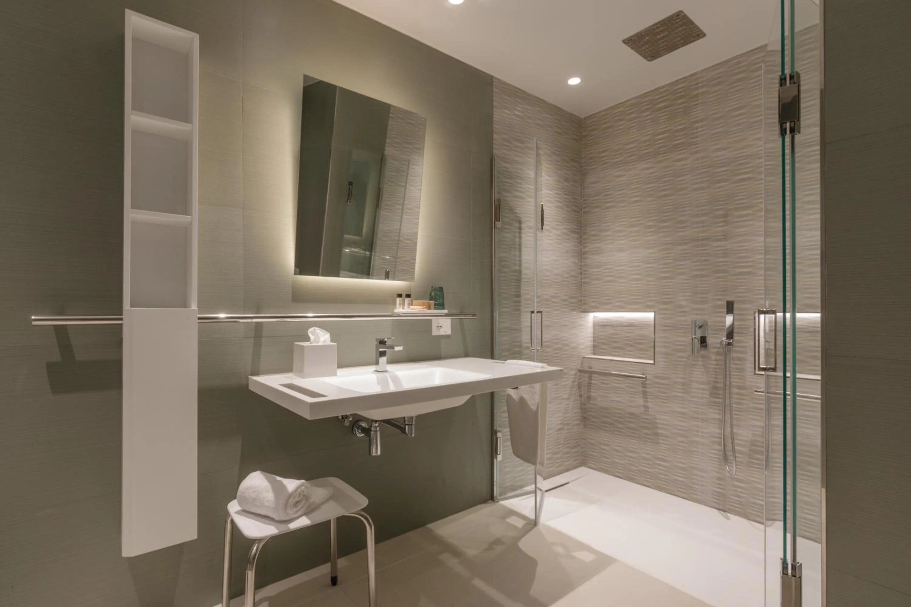 Shower in Ambasciatori Suite Hotel