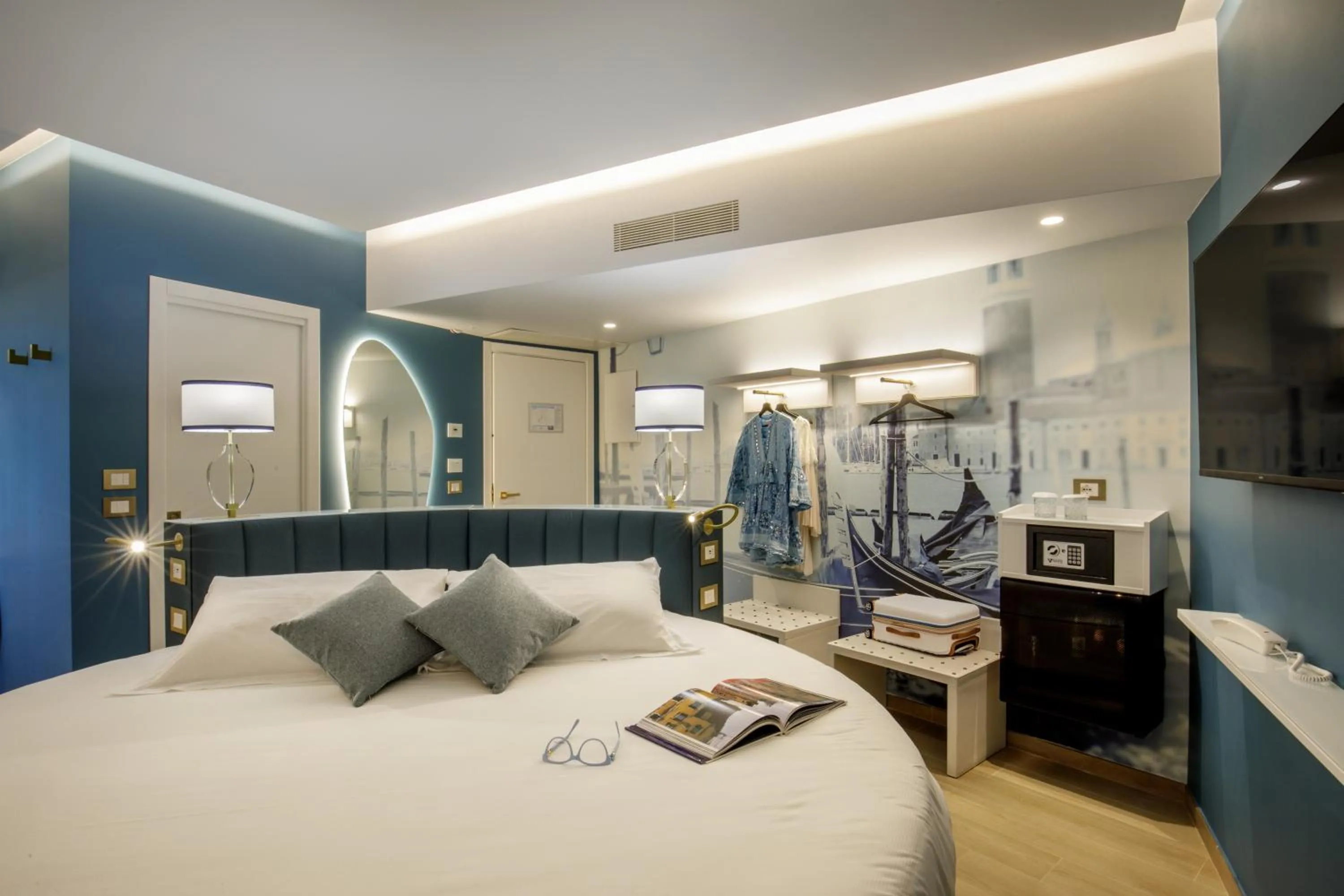 Photo of the whole room, Bed in Ambasciatori Suite Hotel