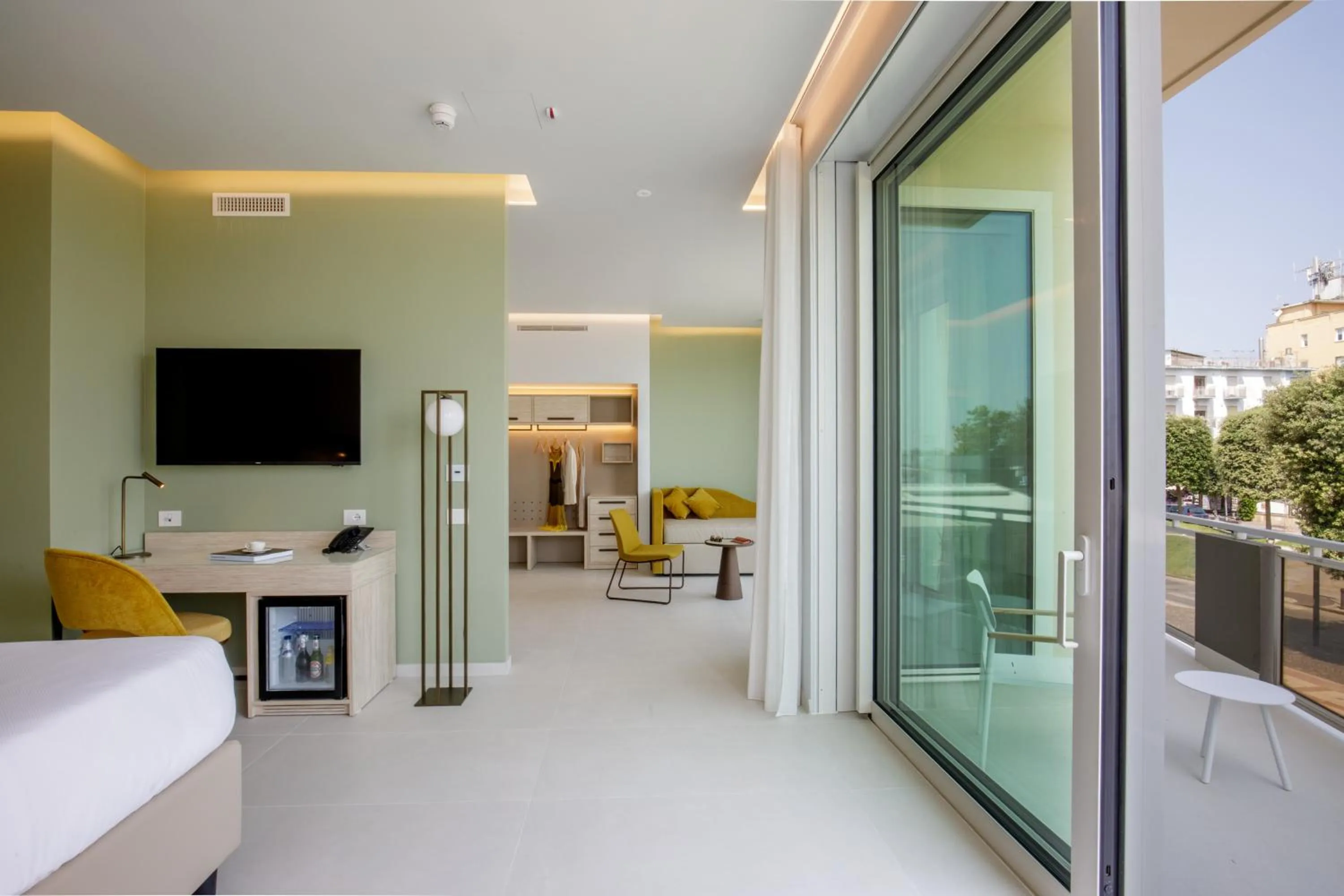 Communal lounge/ TV room in Ambasciatori Suite Hotel