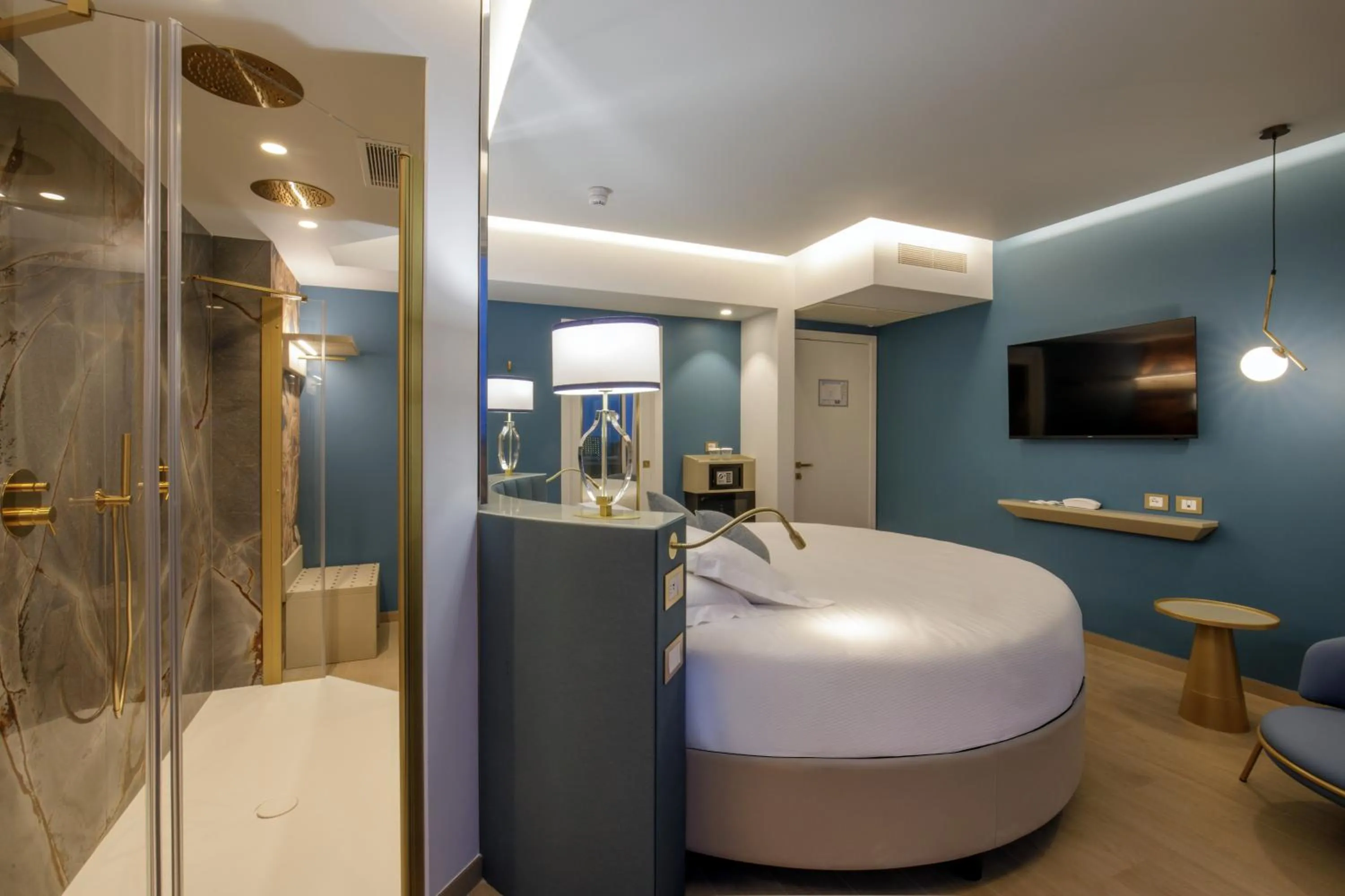 Shower in Ambasciatori Suite Hotel