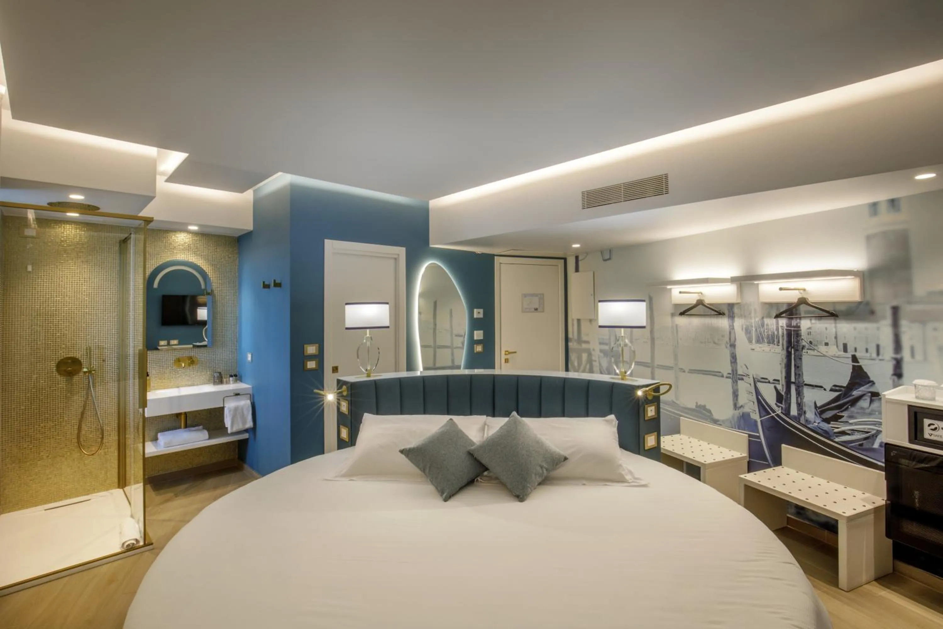 Photo of the whole room, Bed in Ambasciatori Suite Hotel