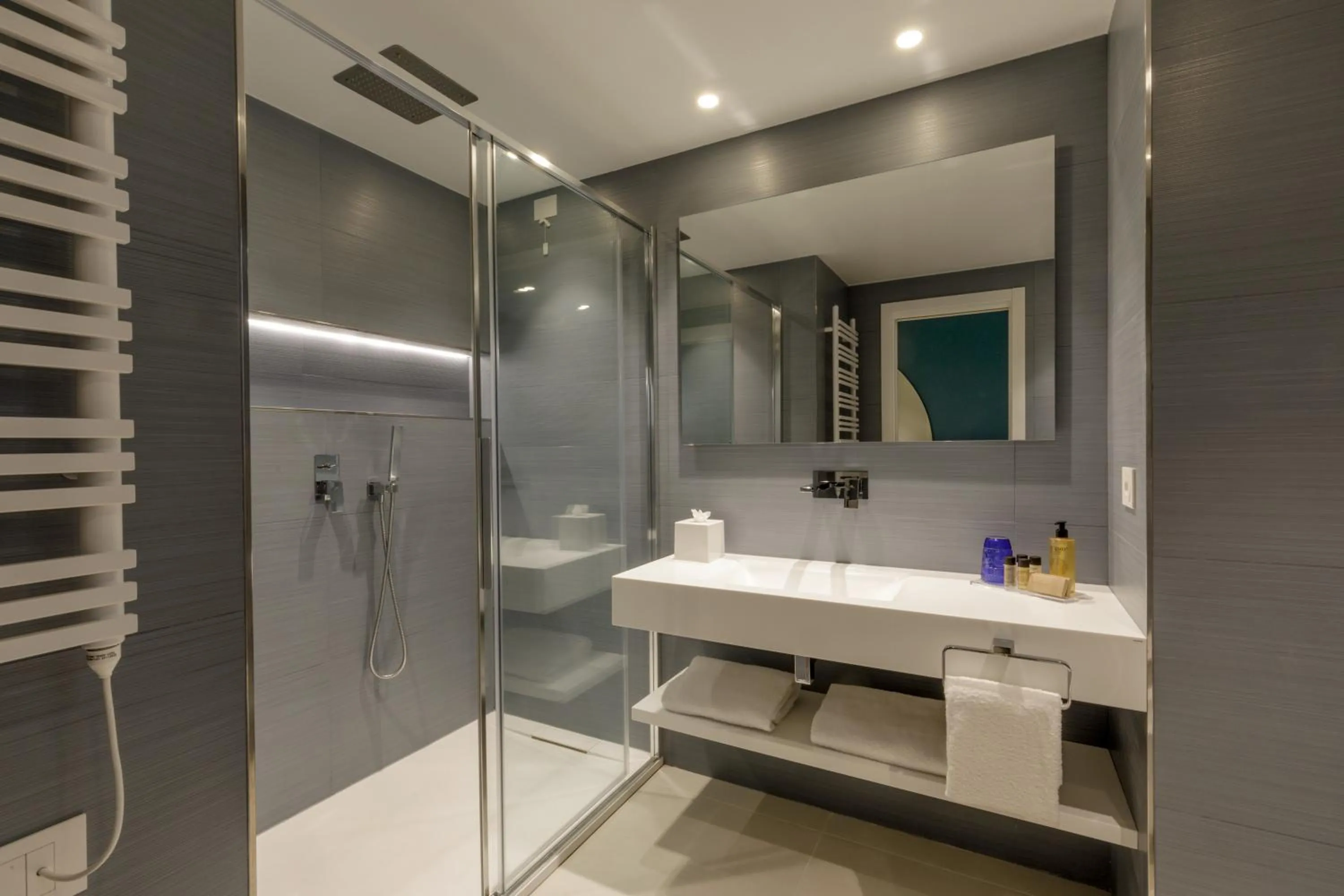 Shower in Ambasciatori Suite Hotel