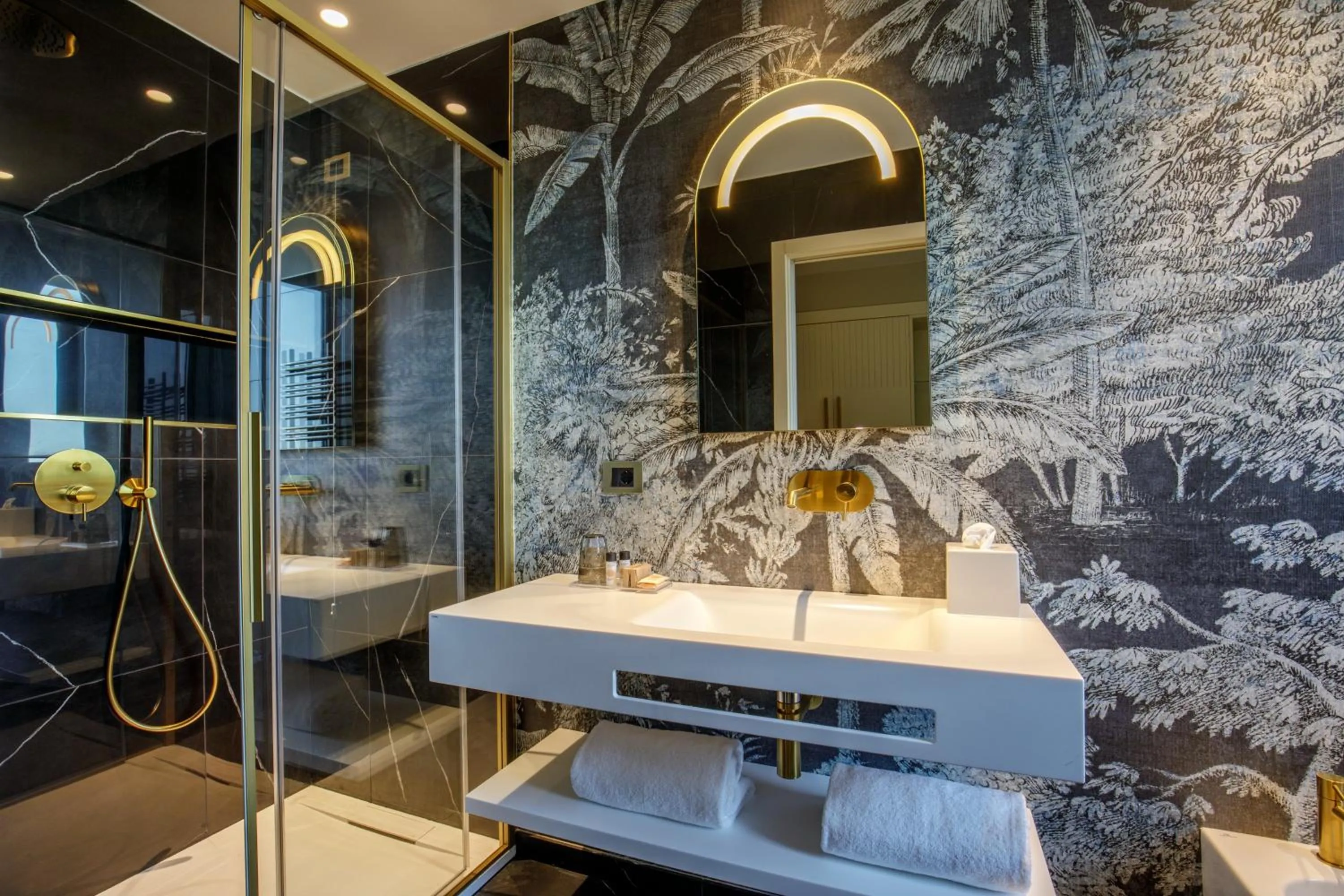 Shower in Ambasciatori Suite Hotel