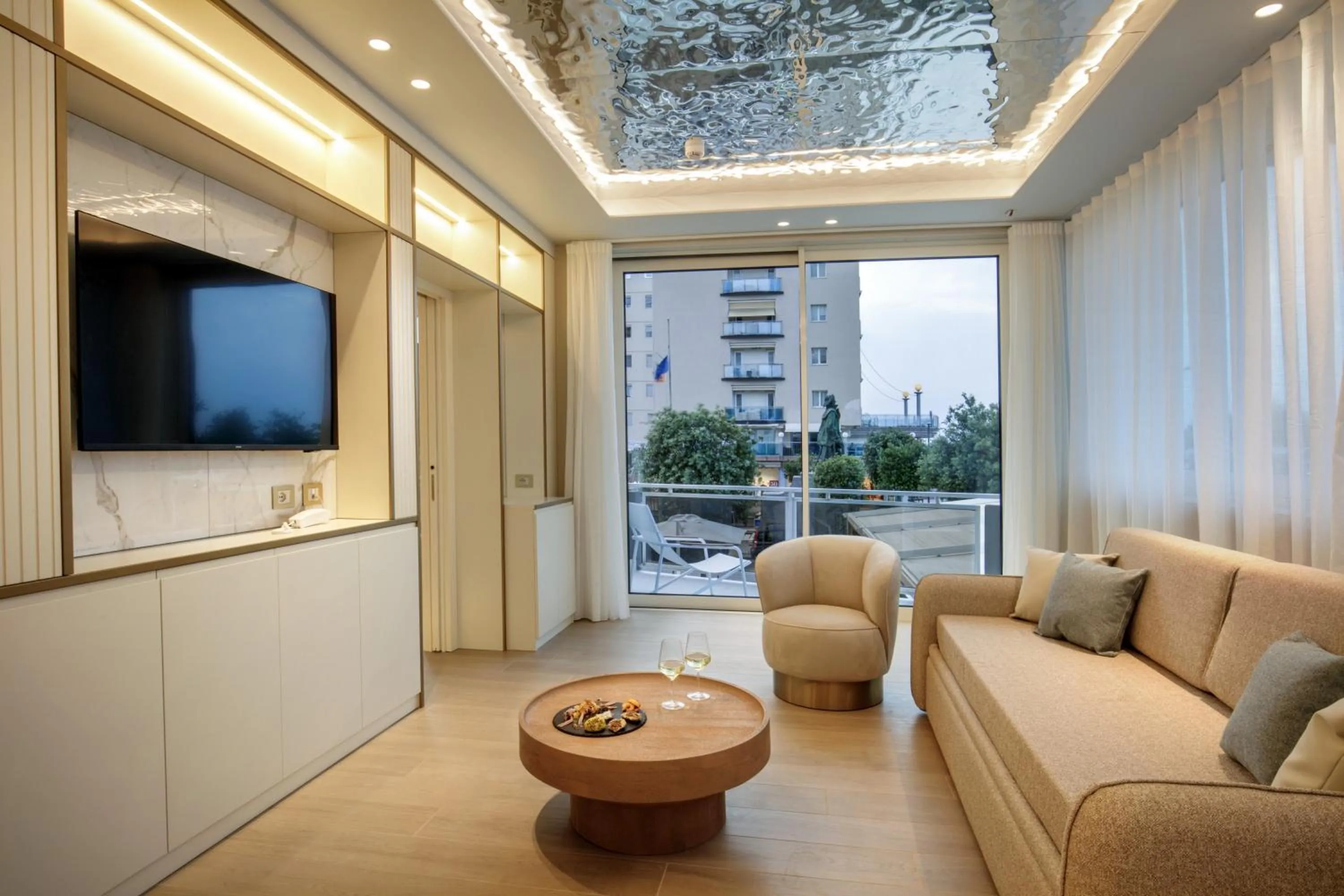 TV and multimedia in Ambasciatori Suite Hotel