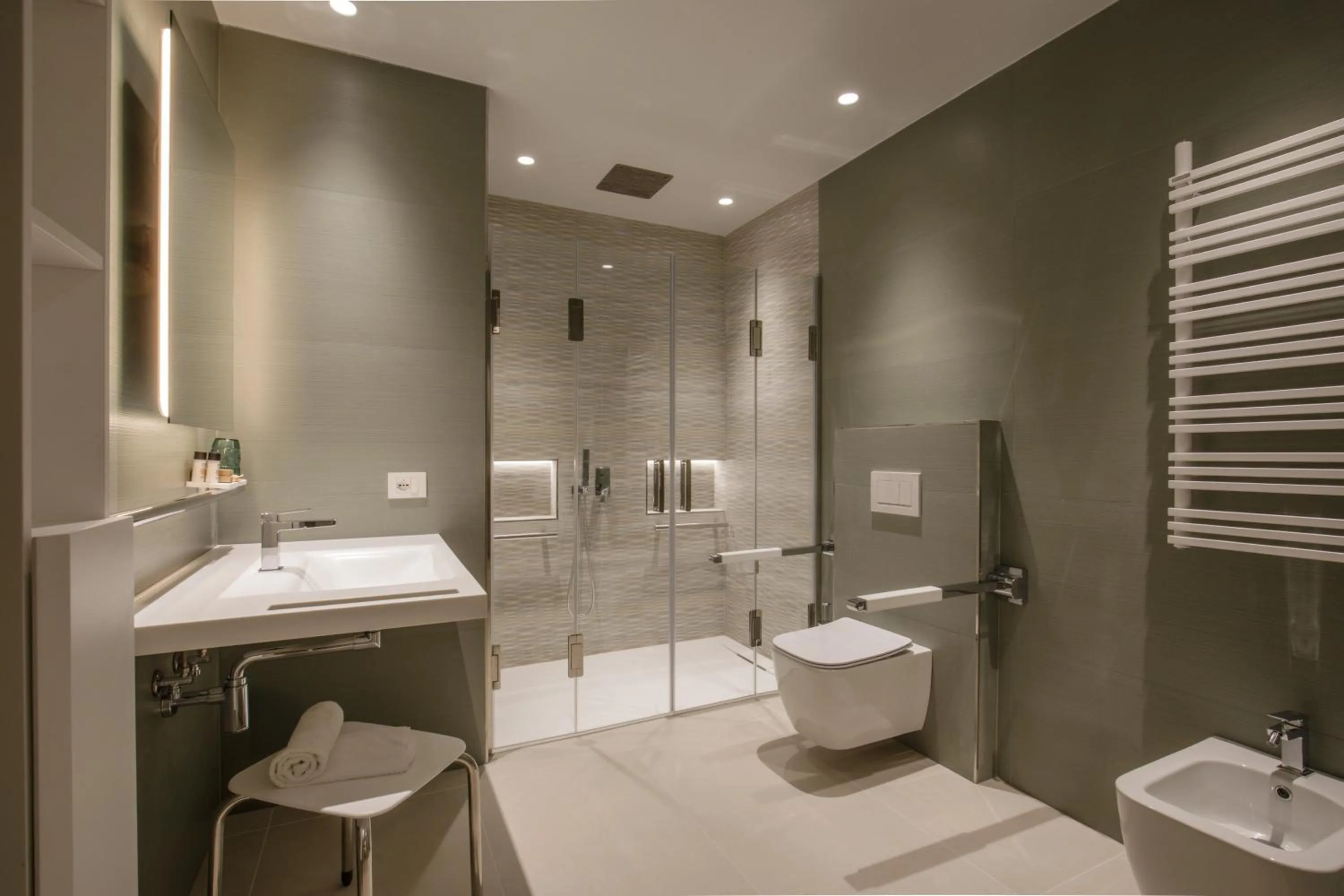 Shower in Ambasciatori Suite Hotel