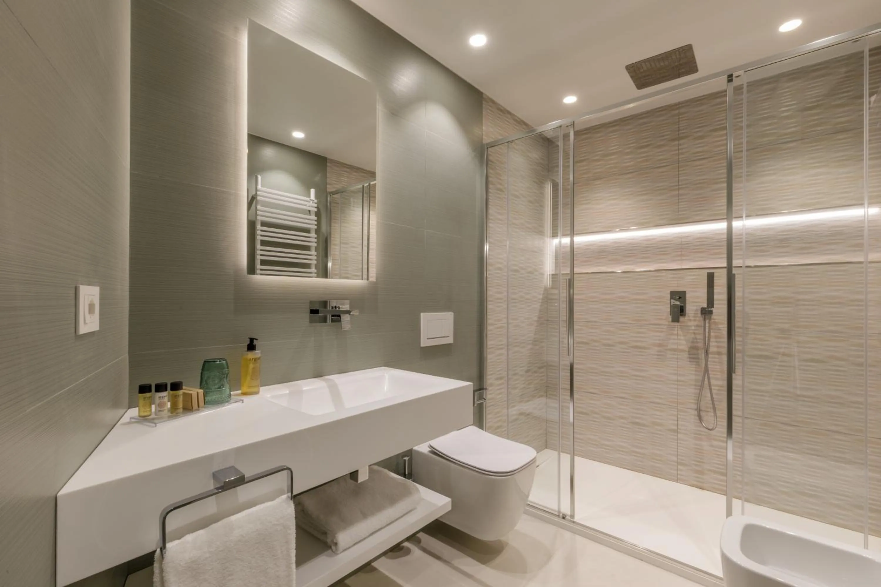 Shower in Ambasciatori Suite Hotel