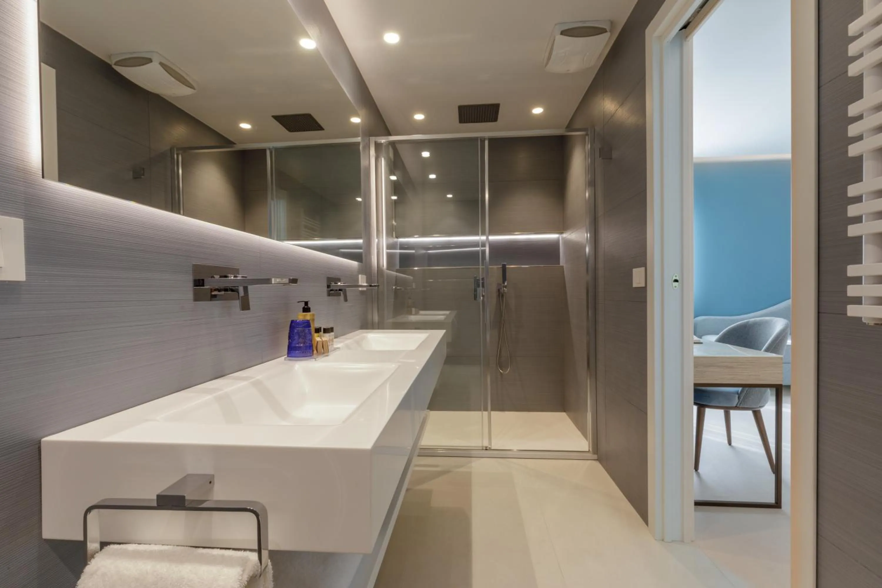 Shower in Ambasciatori Suite Hotel