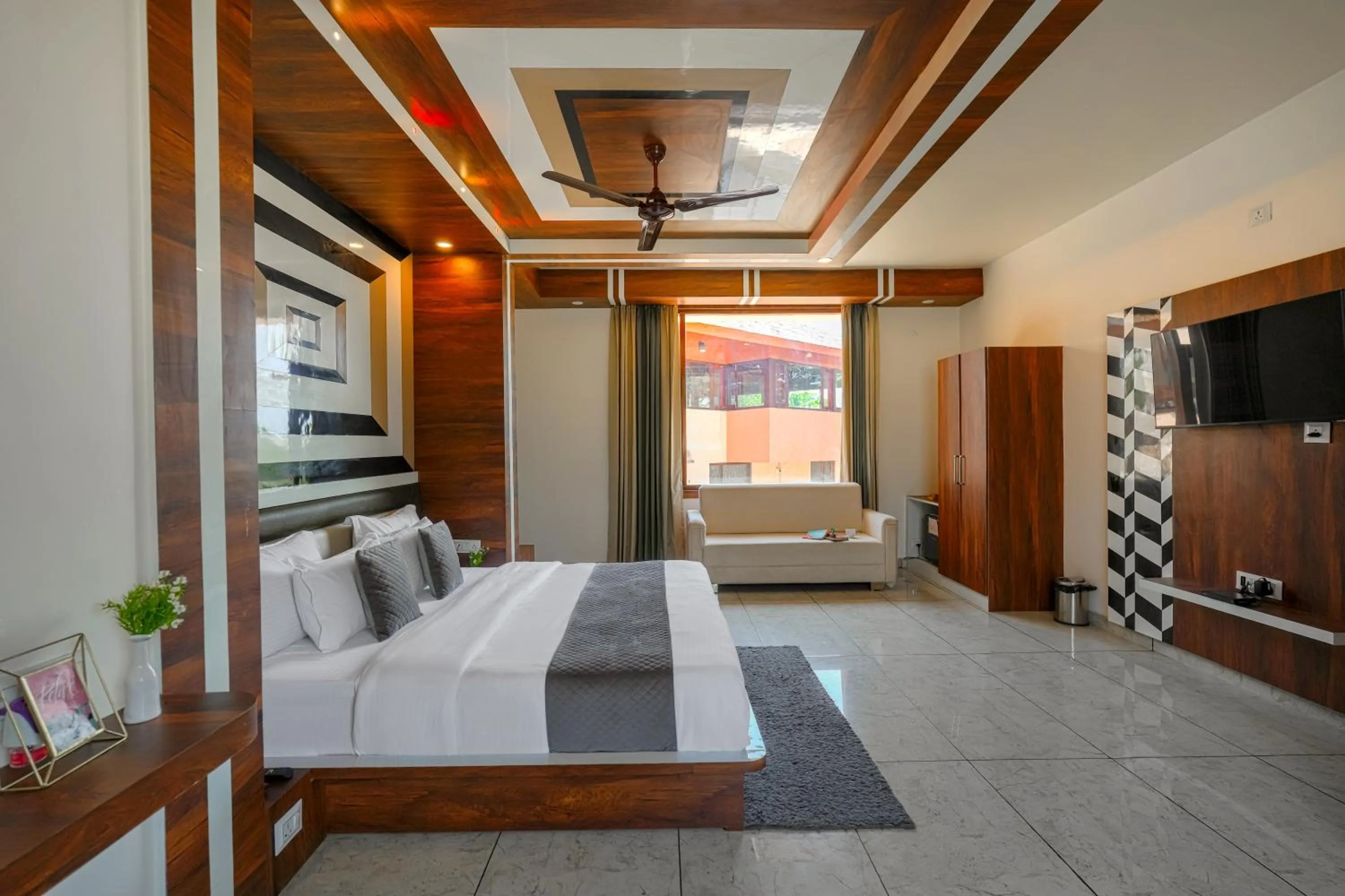 Communal lounge/ TV room, Bed in Appas Hotel