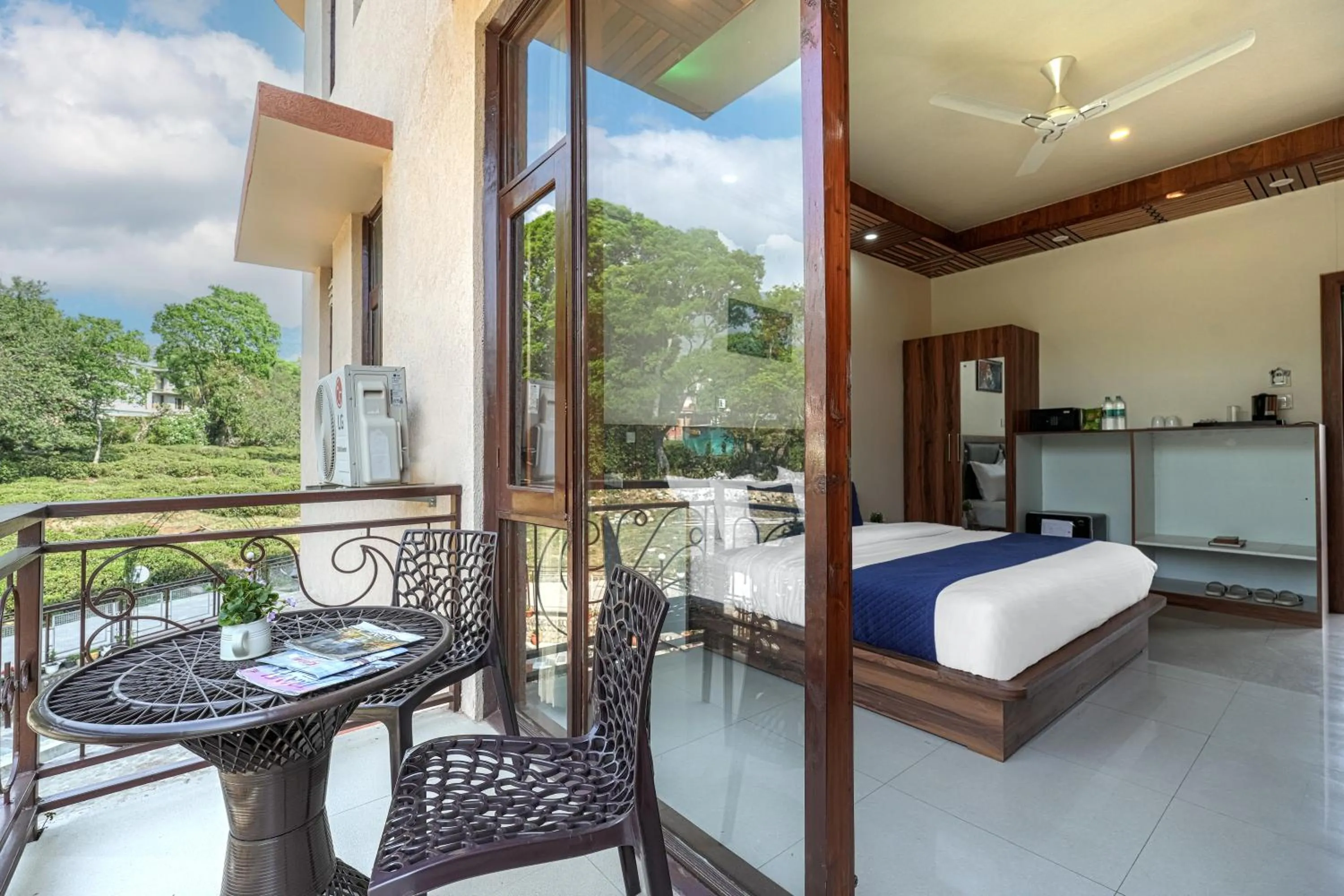 Balcony/Terrace, Bed in Appas Hotel