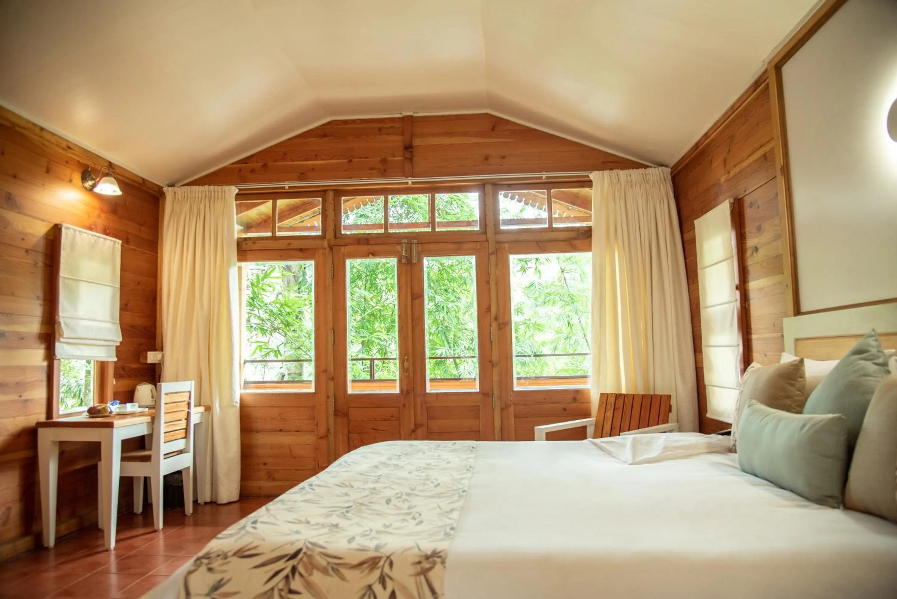 Photo of the whole room, Bed in Misty Mountain Experience