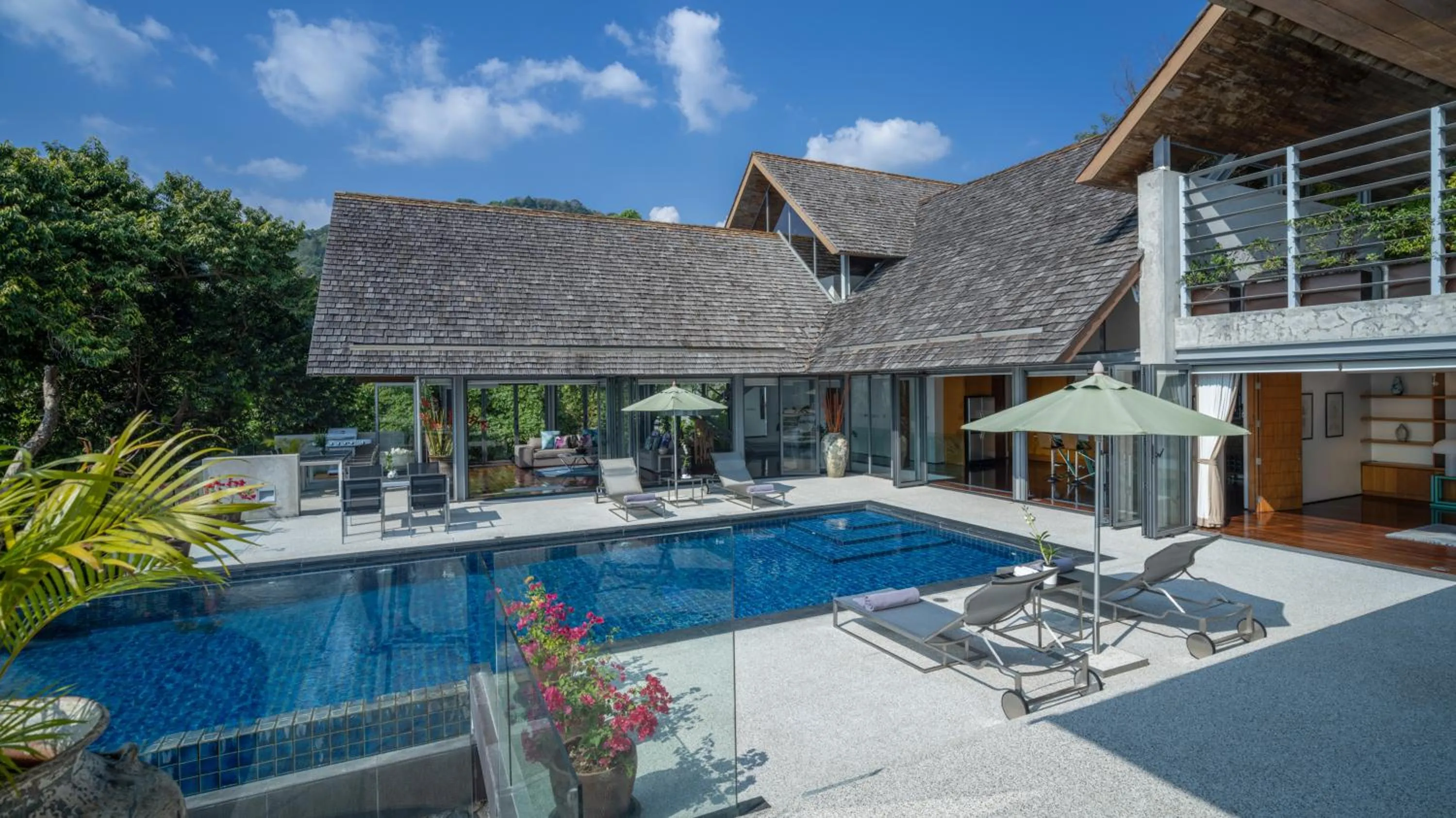 Property building in Villa Lomchoy