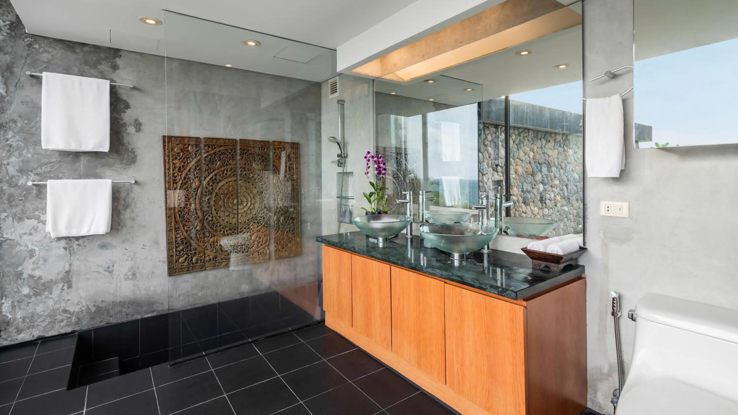 Shower in Villa Lomchoy