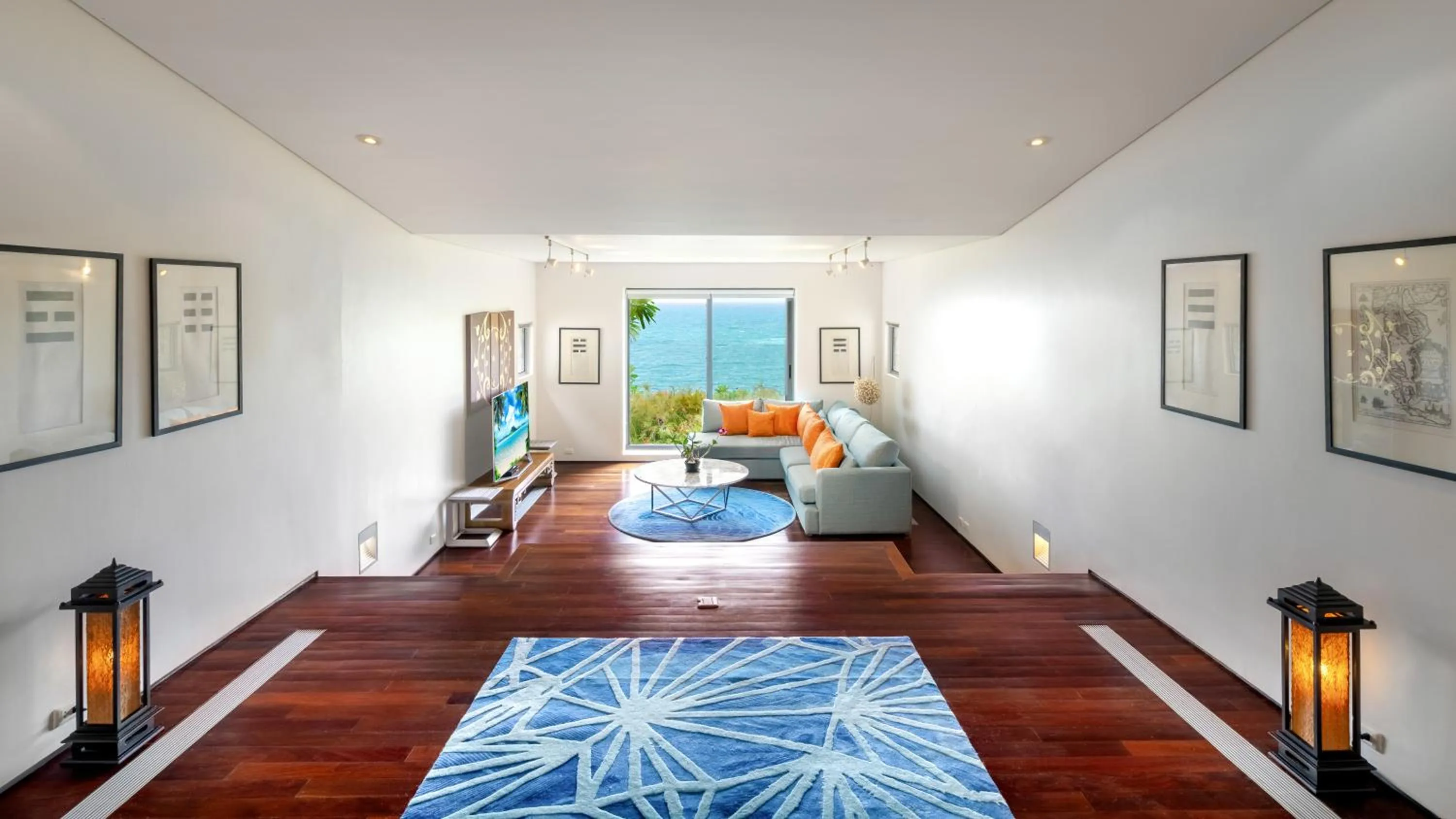 Communal lounge/ TV room, Bed in Villa Lomchoy