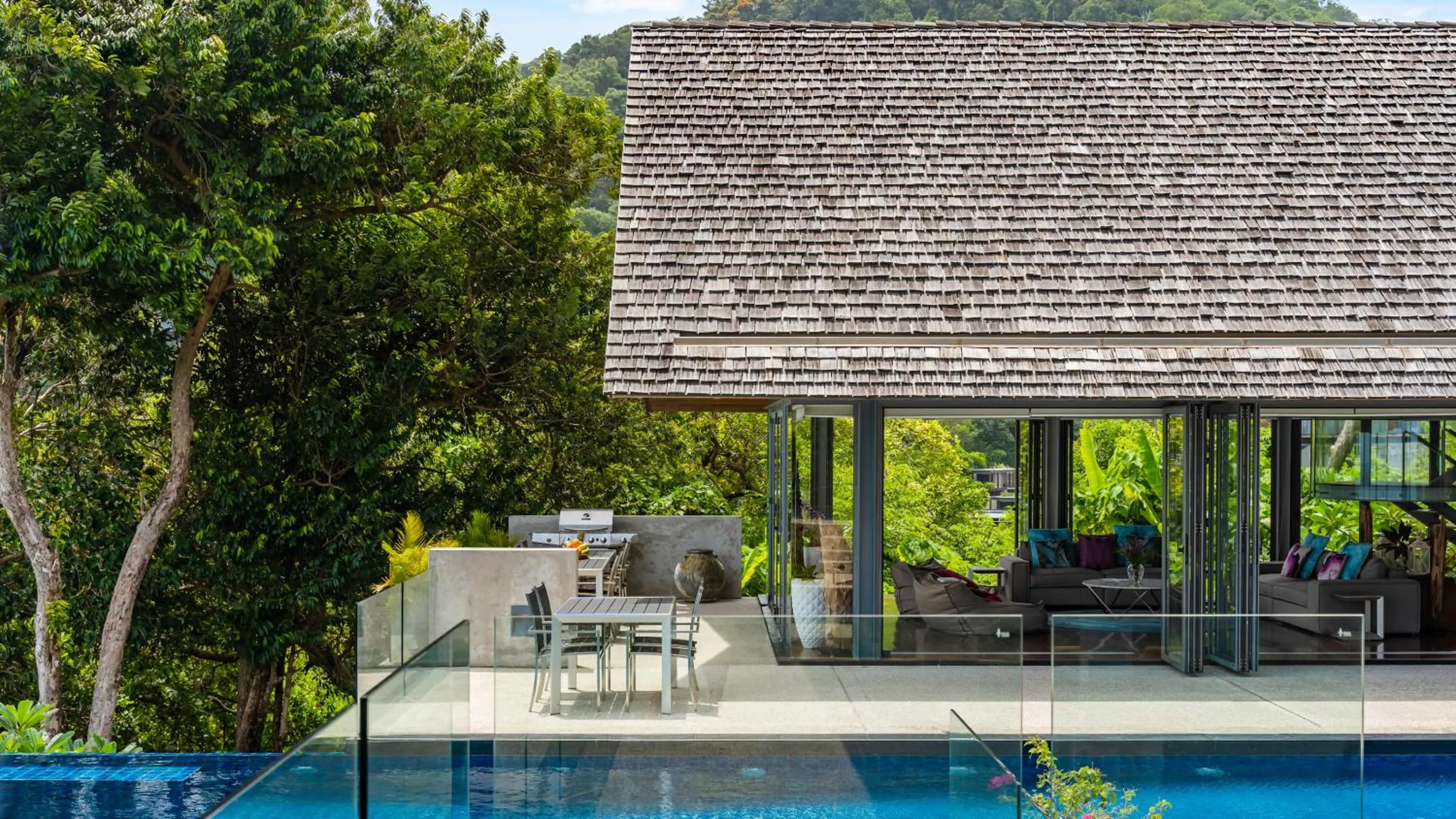 Swimming pool in Villa Lomchoy