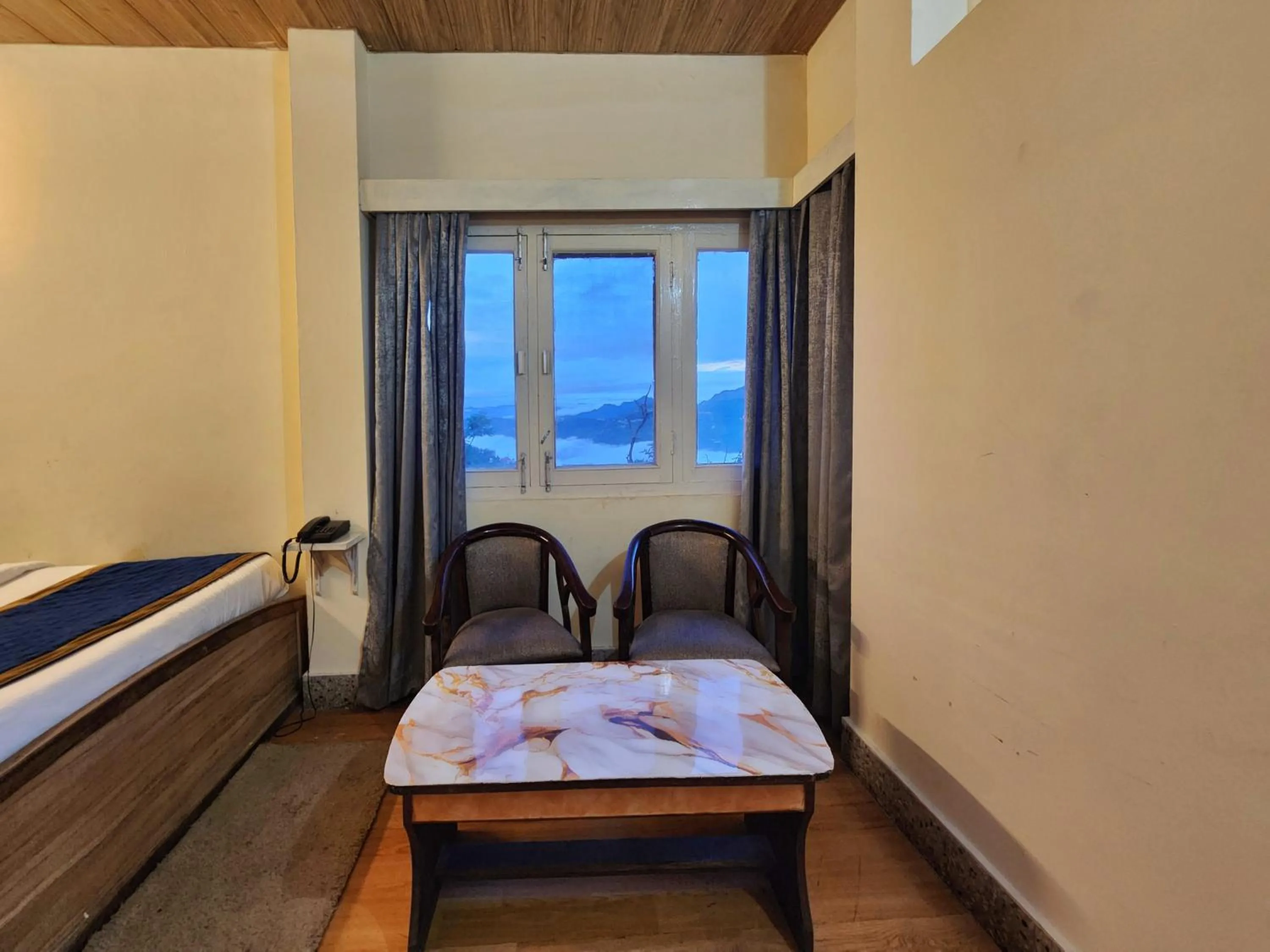 Bed in The Ashoka Inn 300mts walkable from Mall Road