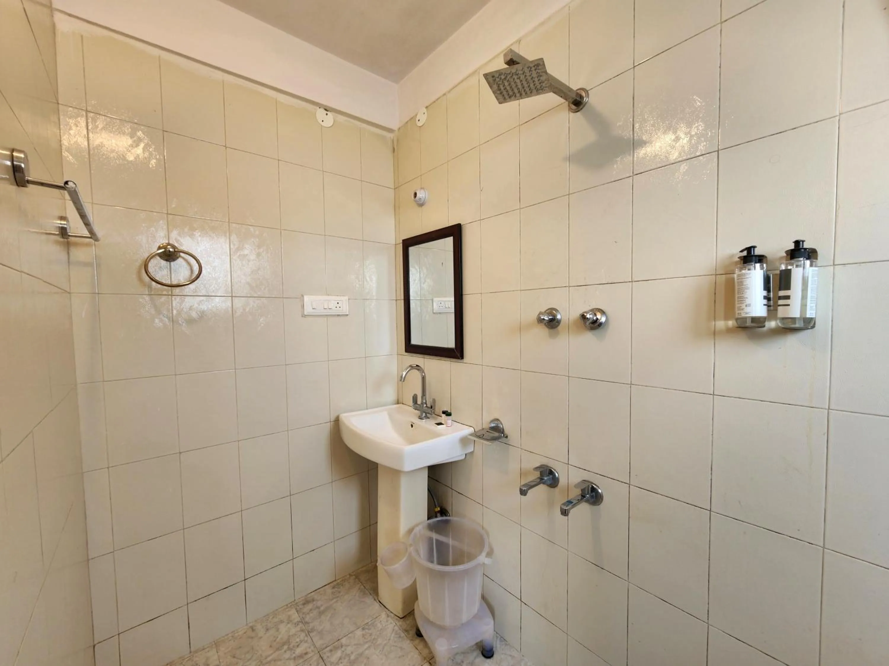 The Ashoka Inn 300mts walkable from Mall Road