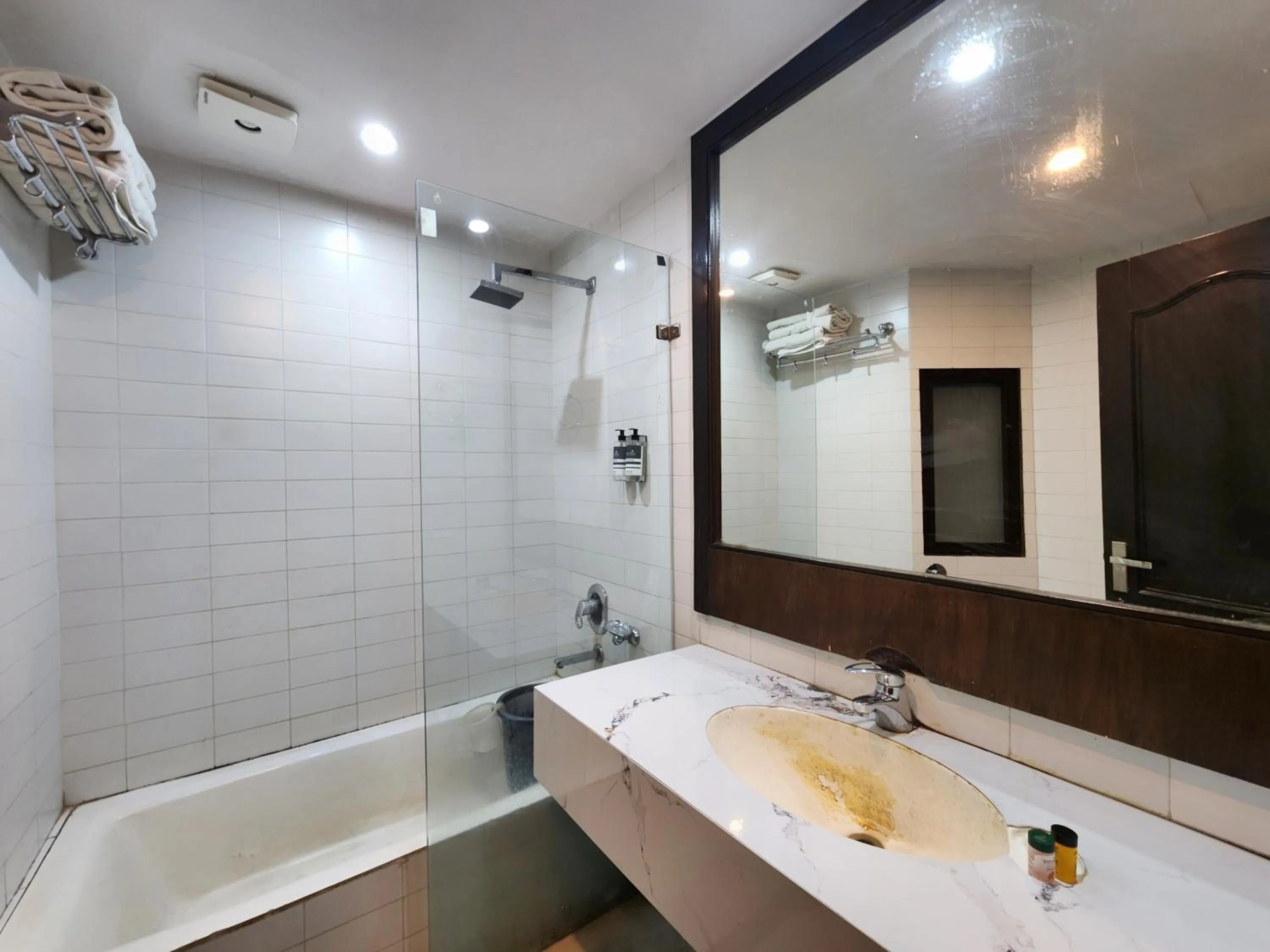 The Ashoka Inn 300mts walkable from Mall Road