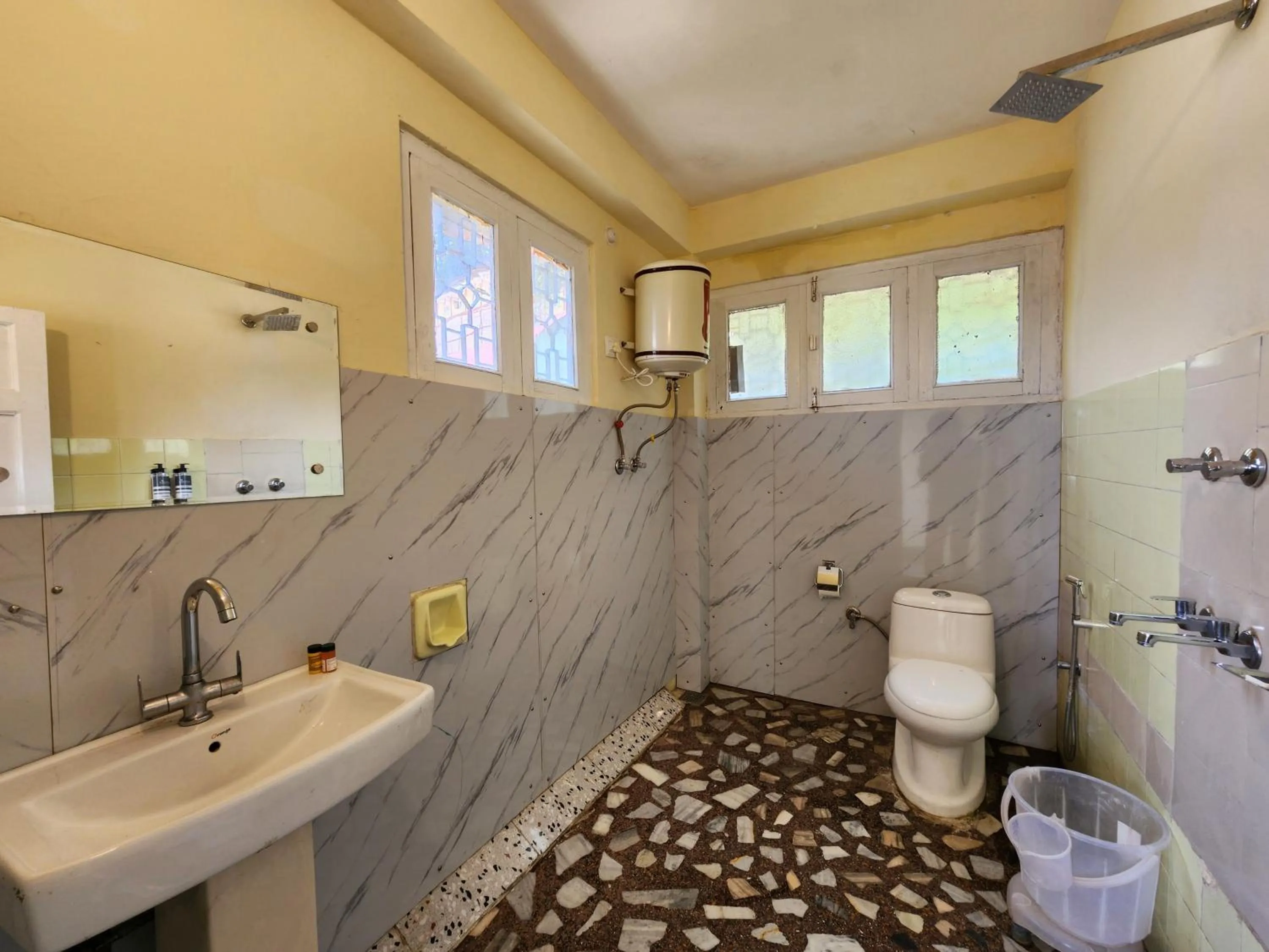 The Ashoka Inn 300mts walkable from Mall Road