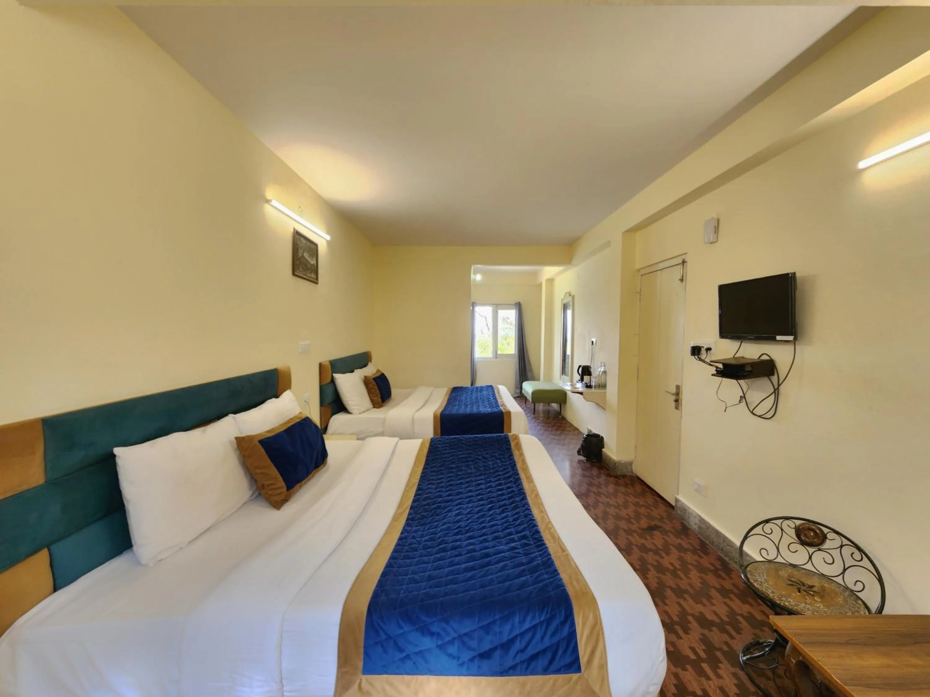 Bed in The Ashoka Inn 300mts walkable from Mall Road