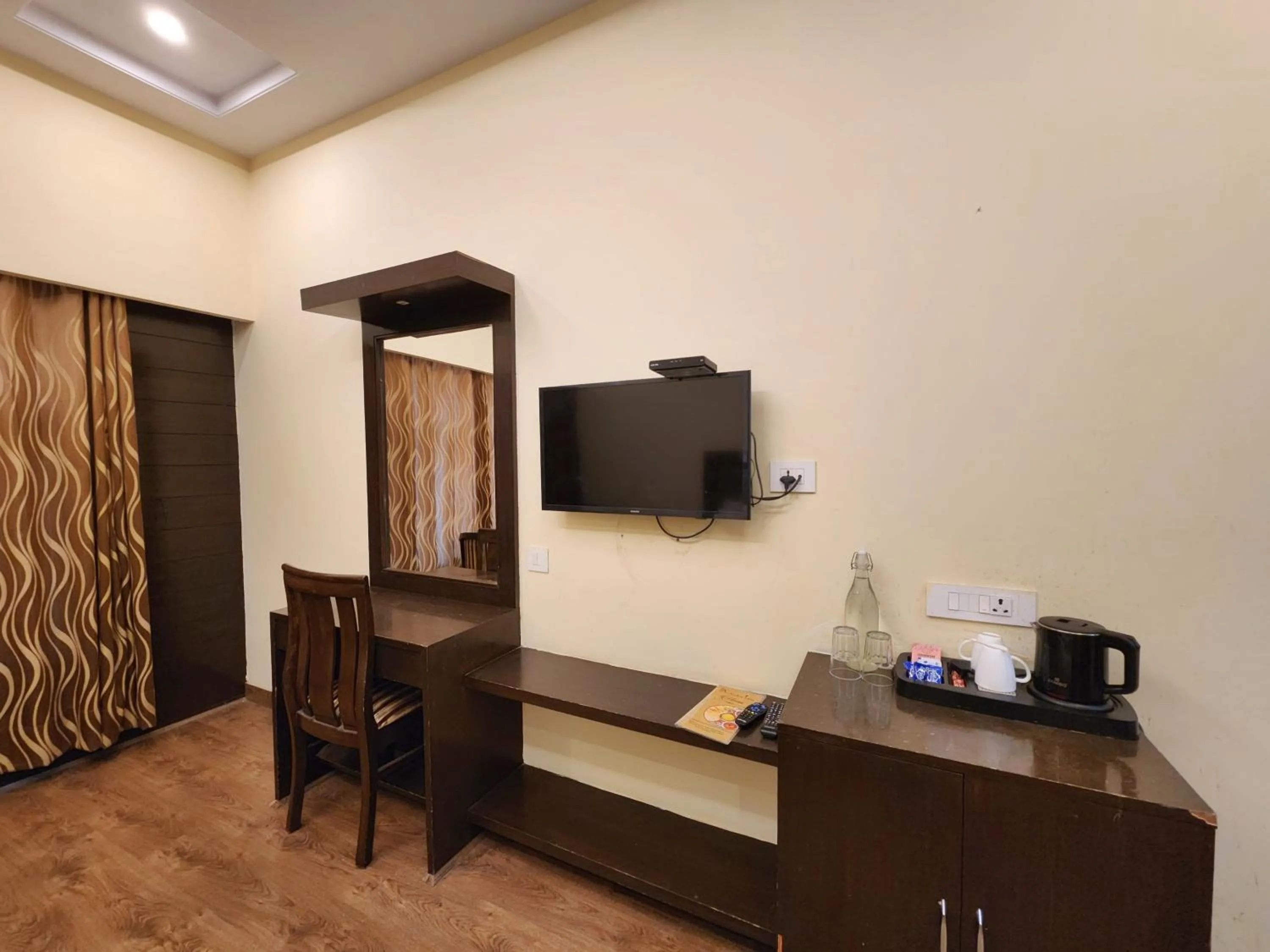 The Ashoka Inn 300mts walkable from Mall Road