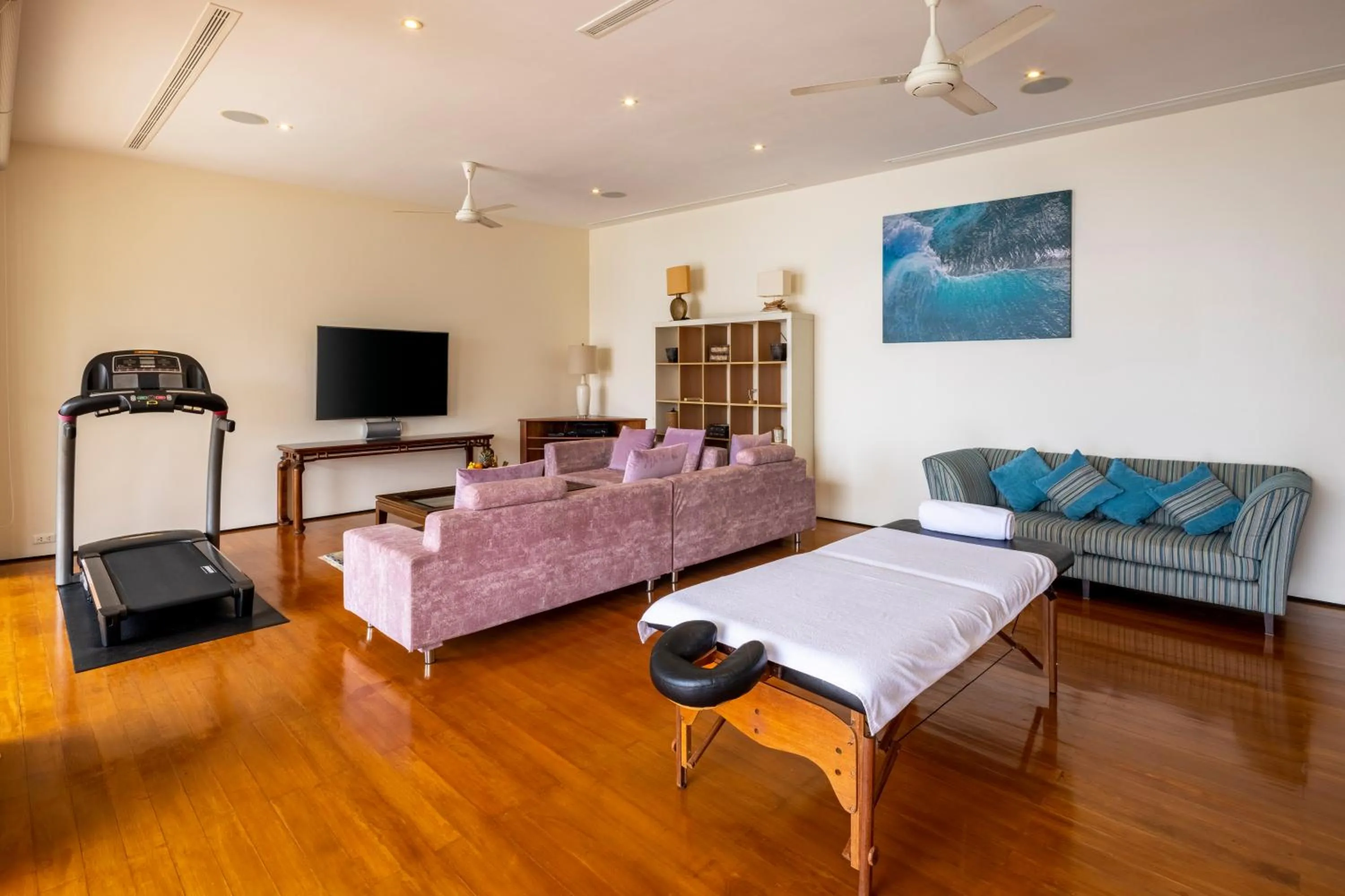 Communal lounge/ TV room, Bed in Villa Fah Sai