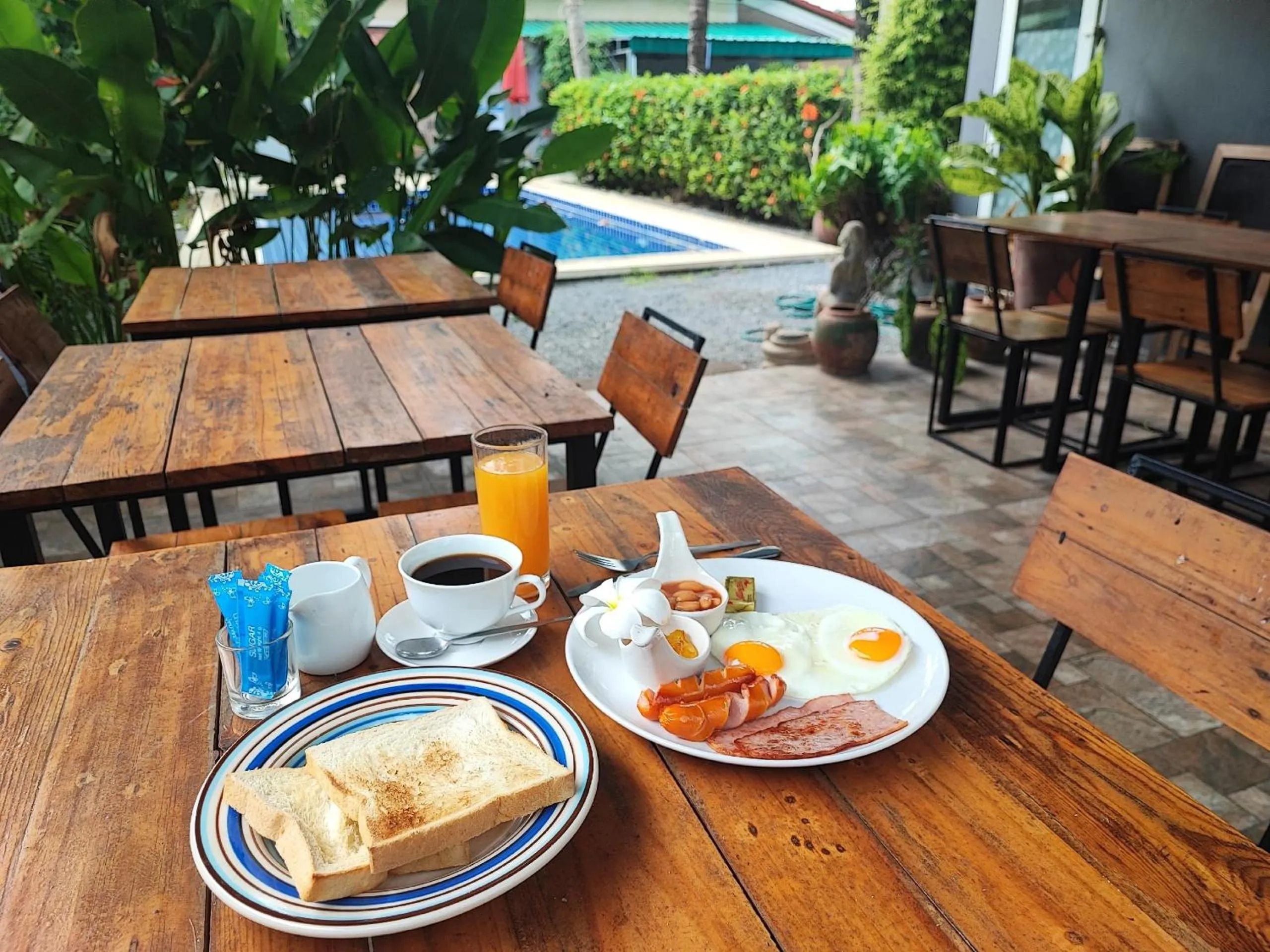 American breakfast in Lemon House apartment