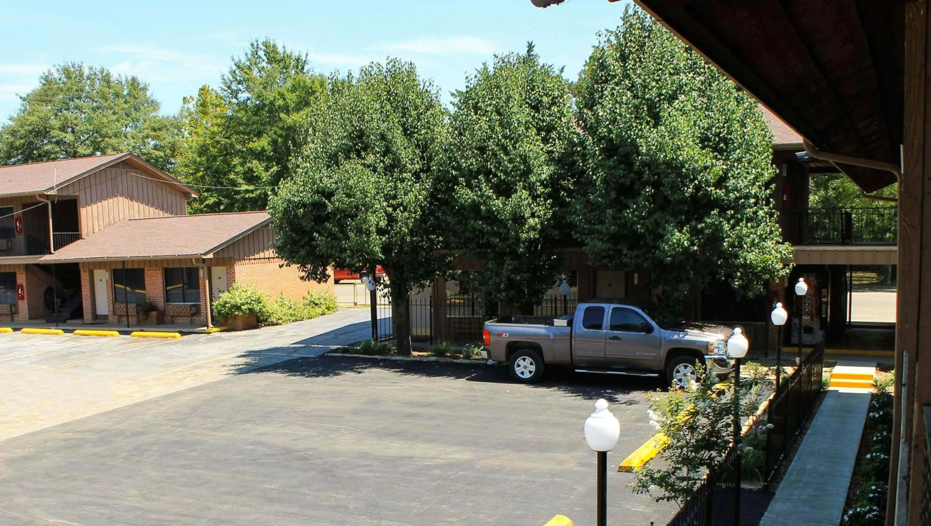 Charles Wesley Motor Lodge Downtown Broken Bow- Hochatown