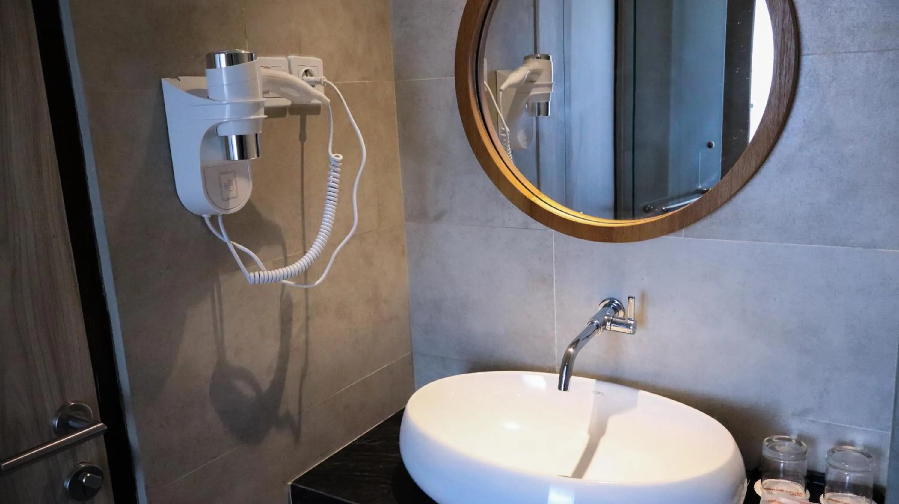 Front One Gosyen Hotel Salatiga