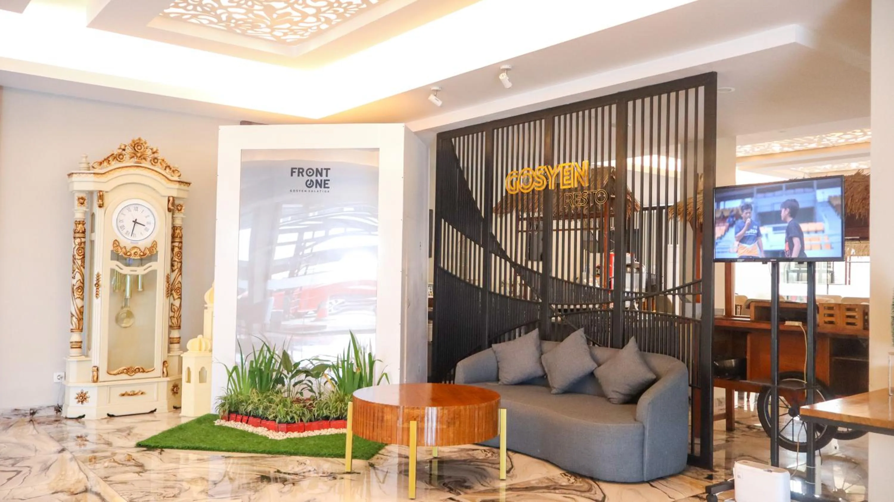 Front One Gosyen Hotel Salatiga