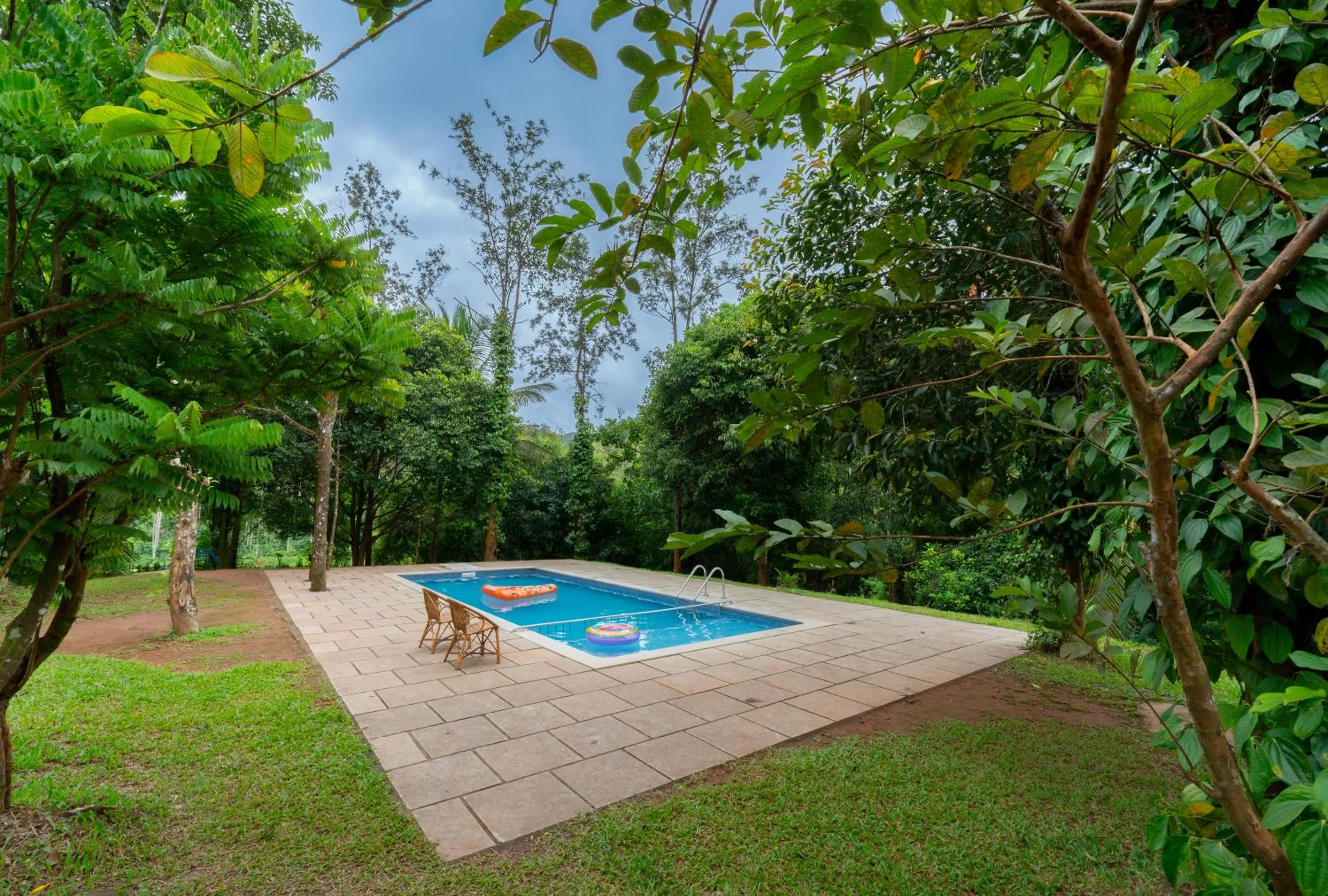 Swimming pool in Misty Heights by The Sanihara