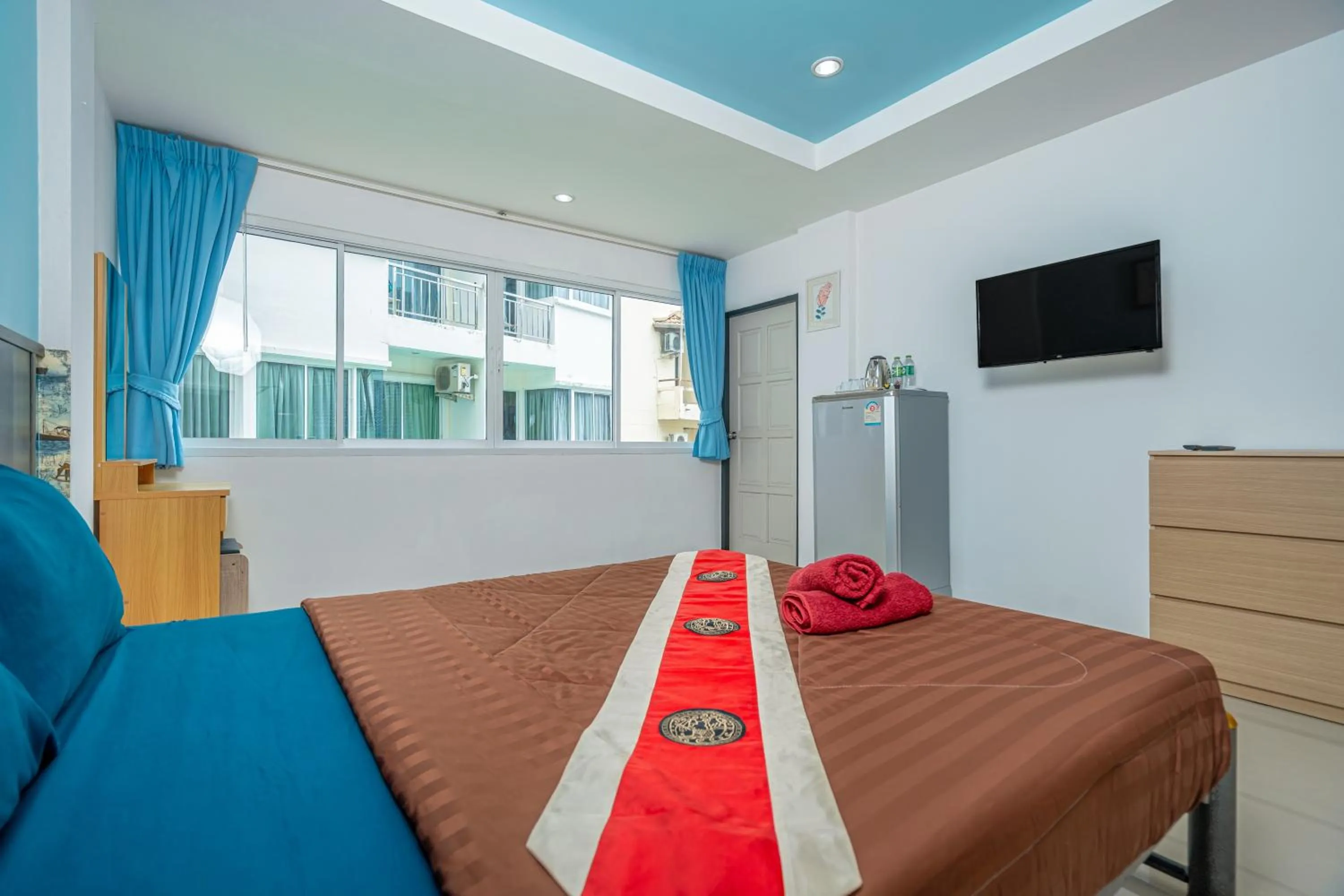 Photo of the whole room, Bed in Nice to meat you Rooms