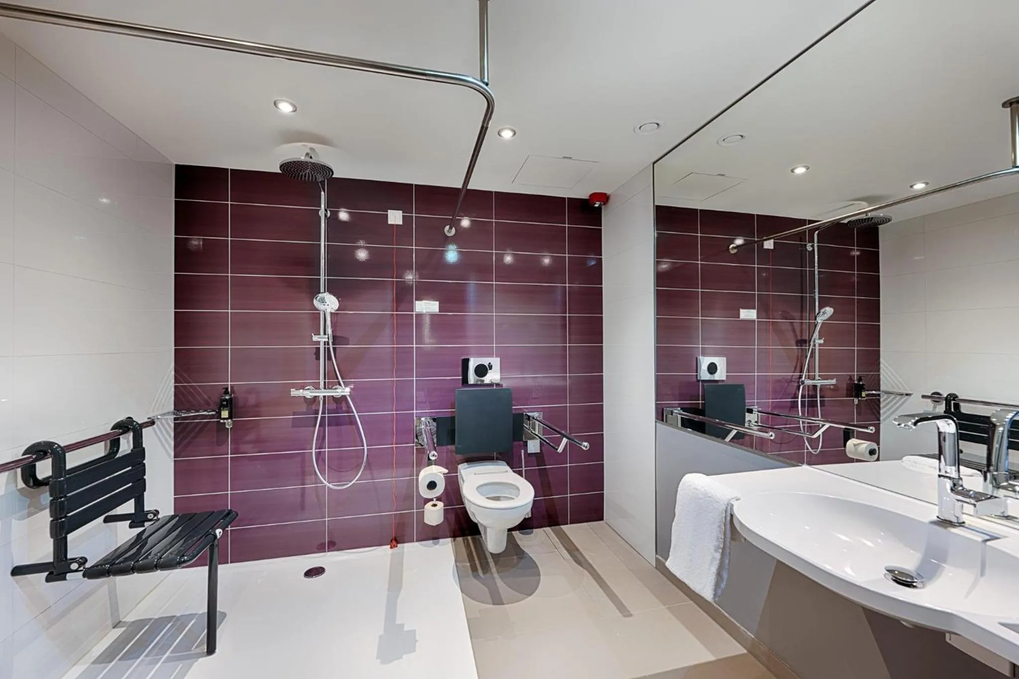 Bathroom in Premier Inn Regensburg City Centre