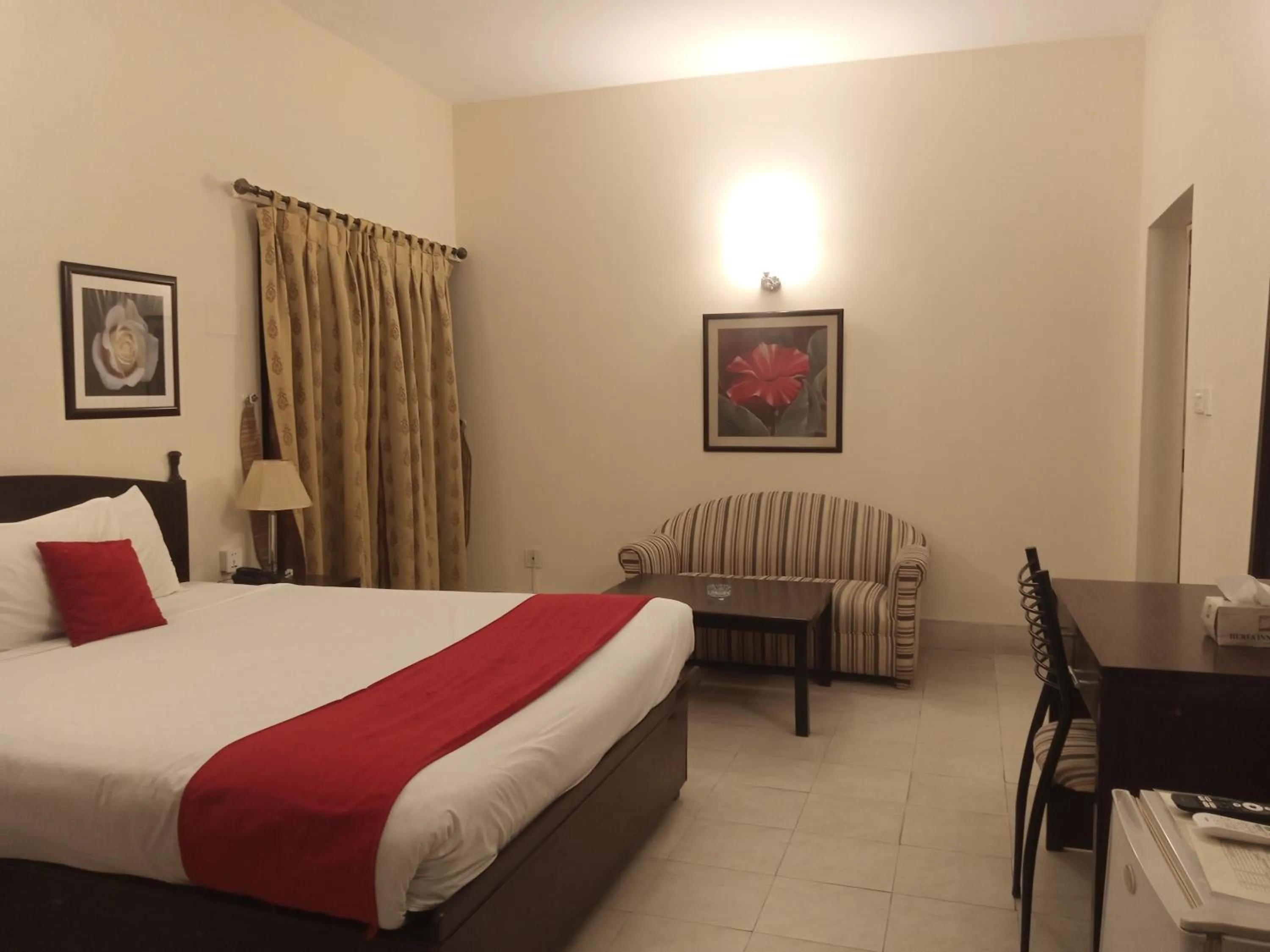 Photo of the whole room, Bed in Herfa INN Hotel Lahore